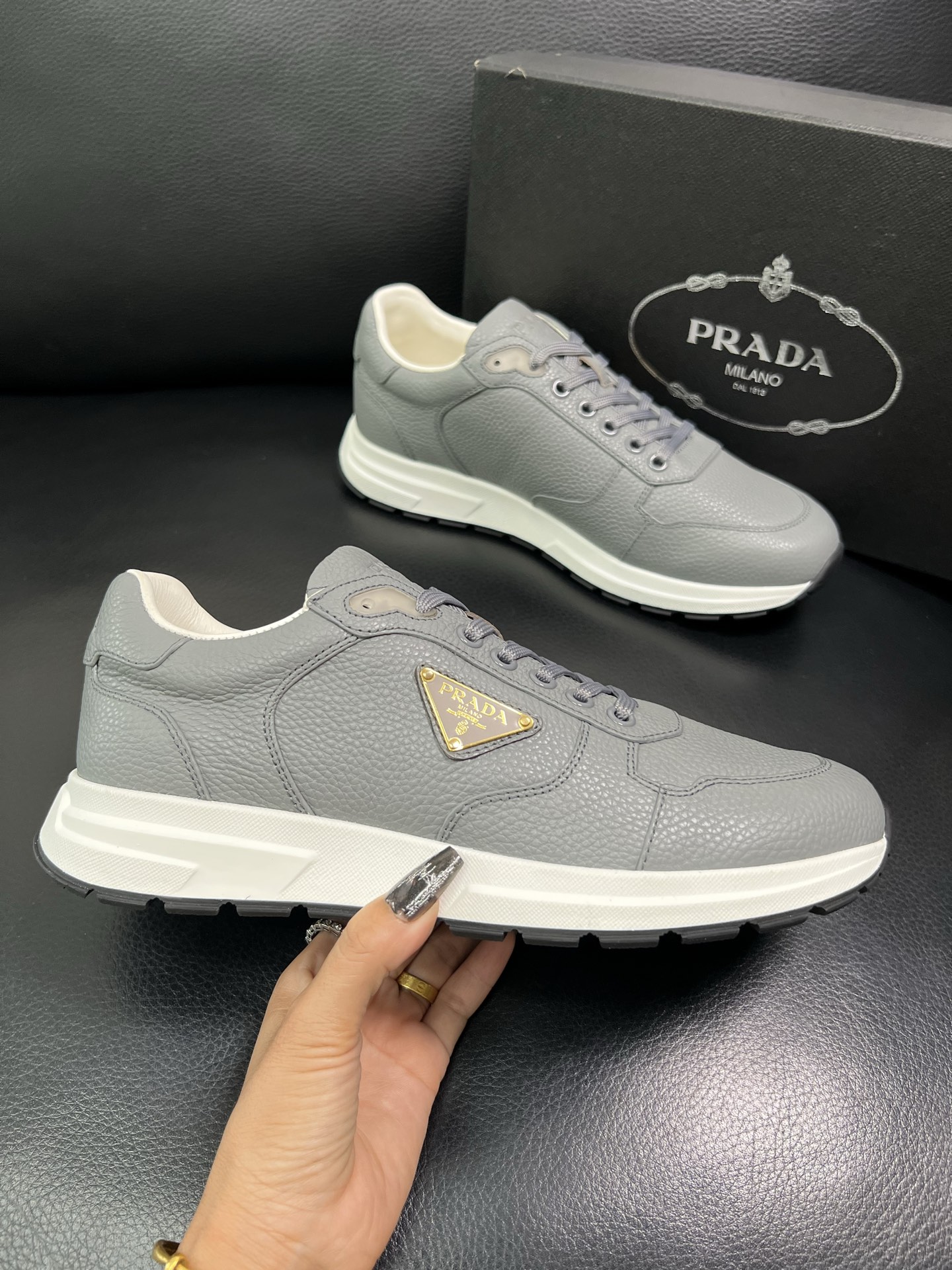 Prada 顶级工艺品，普拉达 专柜同步，原厂配置意大利进口牛皮面料，进口牛皮内里垫，透气舒适，鞋底：原