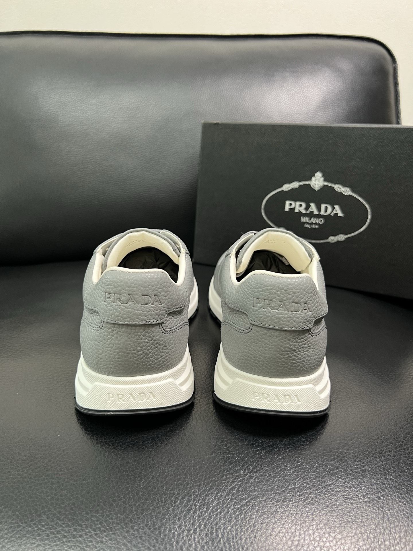 Prada 顶级工艺品，普拉达 专柜同步，原厂配置意大利进口牛皮面料，进口牛皮内里垫，透气舒适，鞋底：原