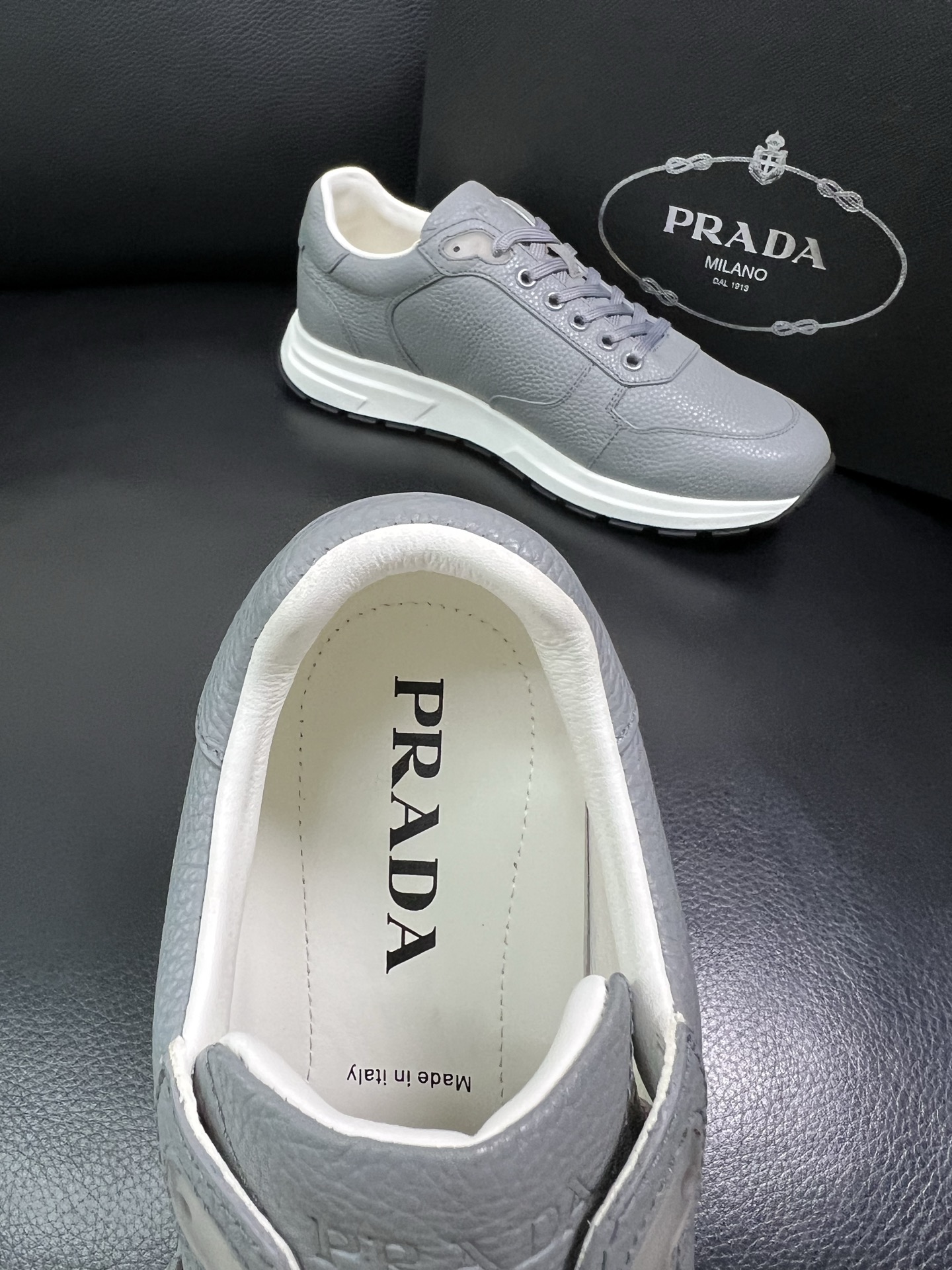 Prada 顶级工艺品，普拉达 专柜同步，原厂配置意大利进口牛皮面料，进口牛皮内里垫，透气舒适，鞋底：原