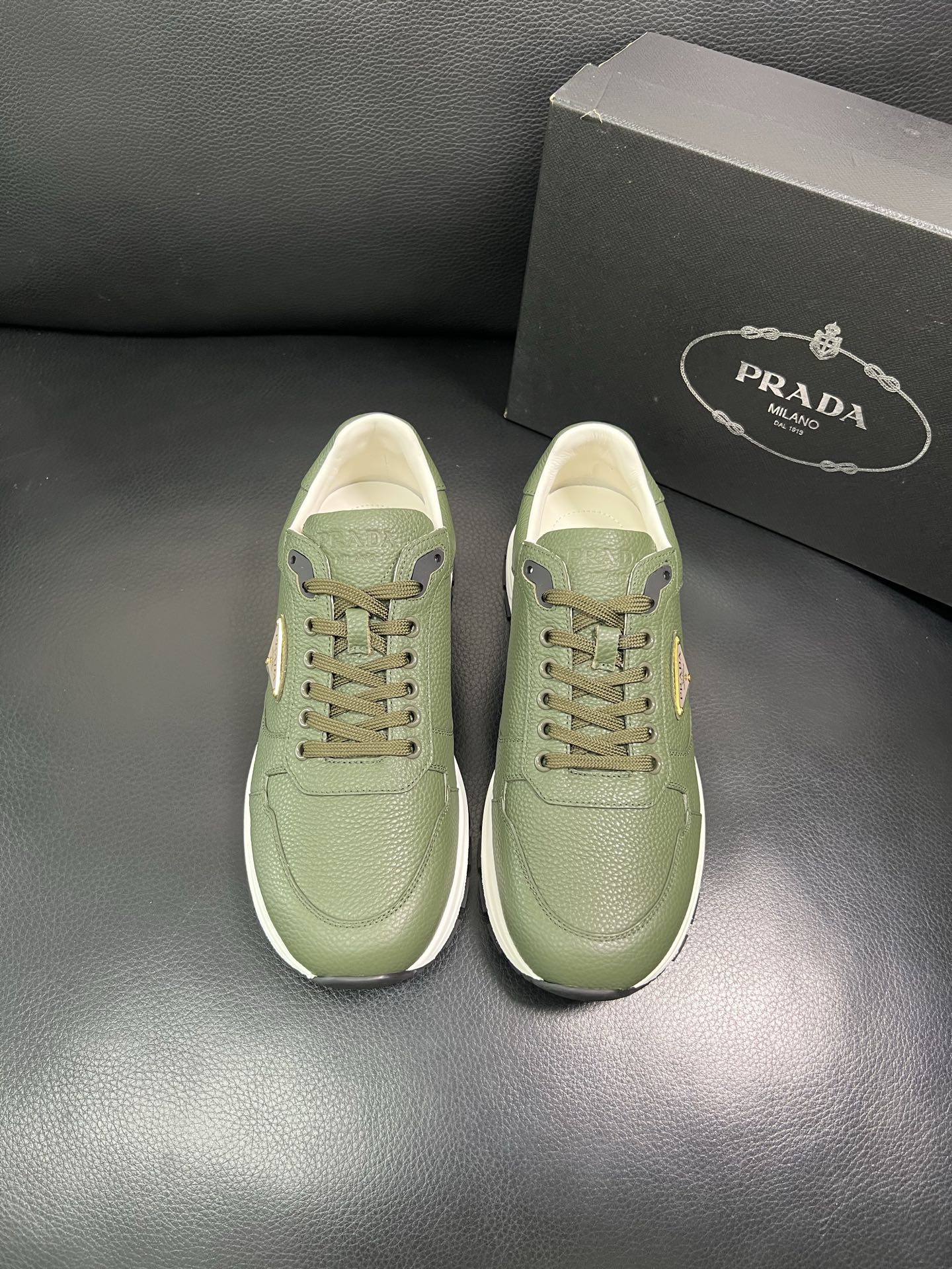 Prada 顶级工艺品，普拉达 专柜同步，原厂配置意大利进口牛皮面料，进口牛皮内里垫，透气舒适，鞋底：原