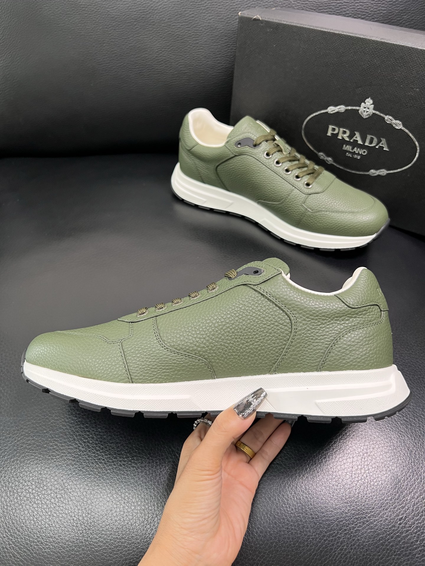 Prada 顶级工艺品，普拉达 专柜同步，原厂配置意大利进口牛皮面料，进口牛皮内里垫，透气舒适，鞋底：原