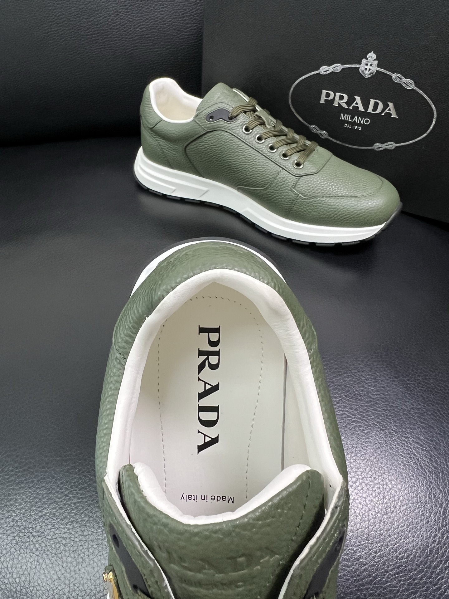 Prada 顶级工艺品，普拉达 专柜同步，原厂配置意大利进口牛皮面料，进口牛皮内里垫，透气舒适，鞋底：原