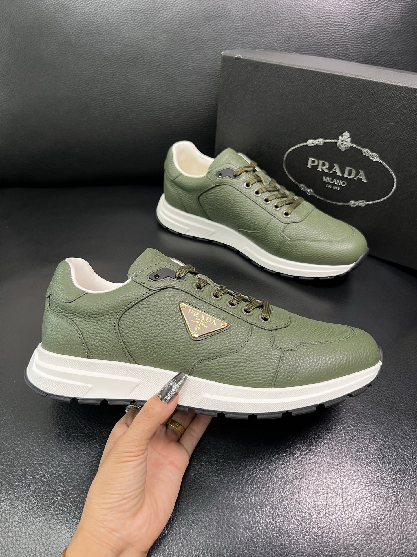 Prada 顶级工艺品，普拉达 专柜同步，原厂配置意大利进口牛皮面料，进口牛皮内里垫，透气舒适，鞋底：原