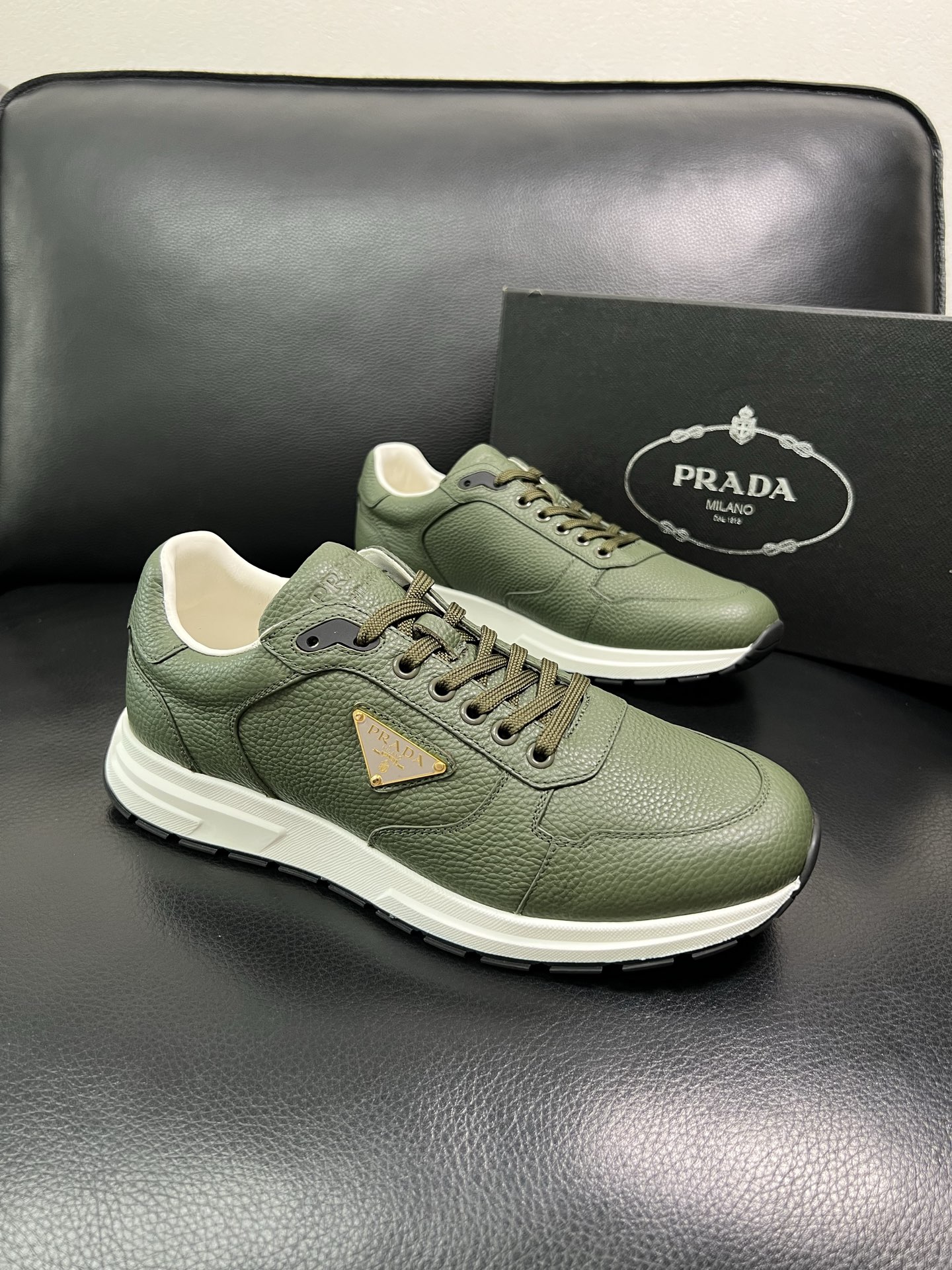 Prada 顶级工艺品，普拉达 专柜同步，原厂配置意大利进口牛皮面料，进口牛皮内里垫，透气舒适，鞋底：原