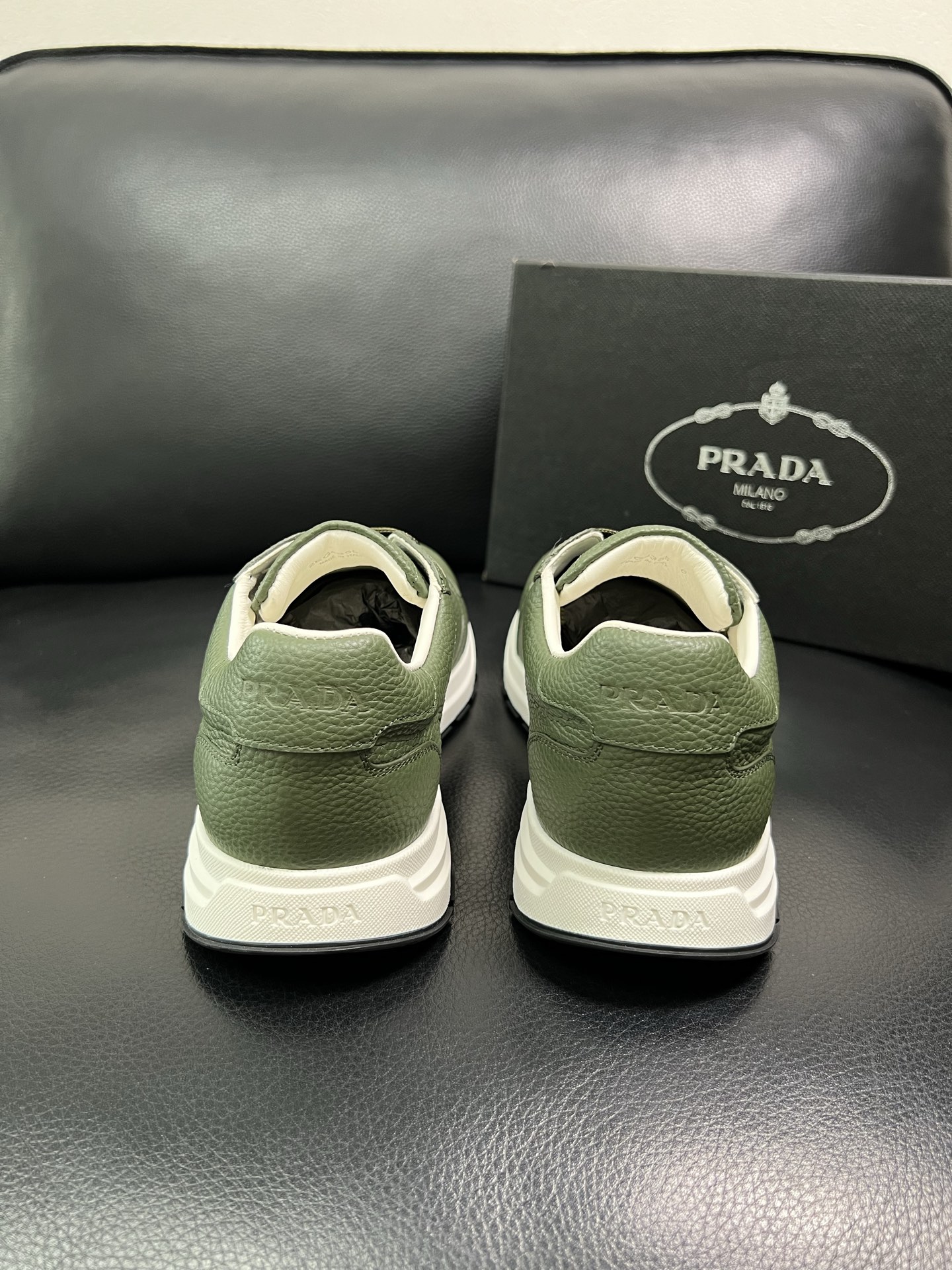 Prada 顶级工艺品，普拉达 专柜同步，原厂配置意大利进口牛皮面料，进口牛皮内里垫，透气舒适，鞋底：原