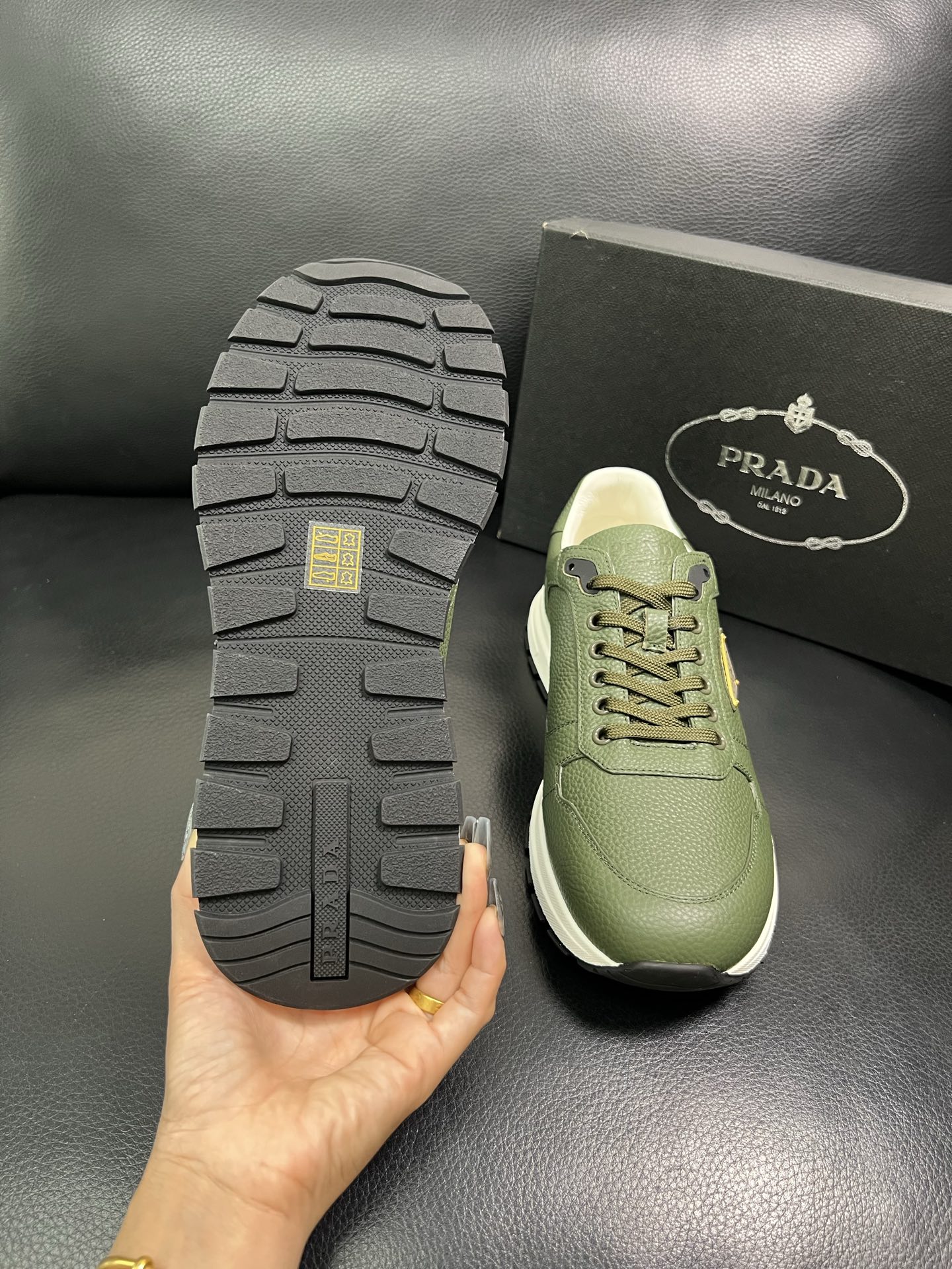 Prada 顶级工艺品，普拉达 专柜同步，原厂配置意大利进口牛皮面料，进口牛皮内里垫，透气舒适，鞋底：原