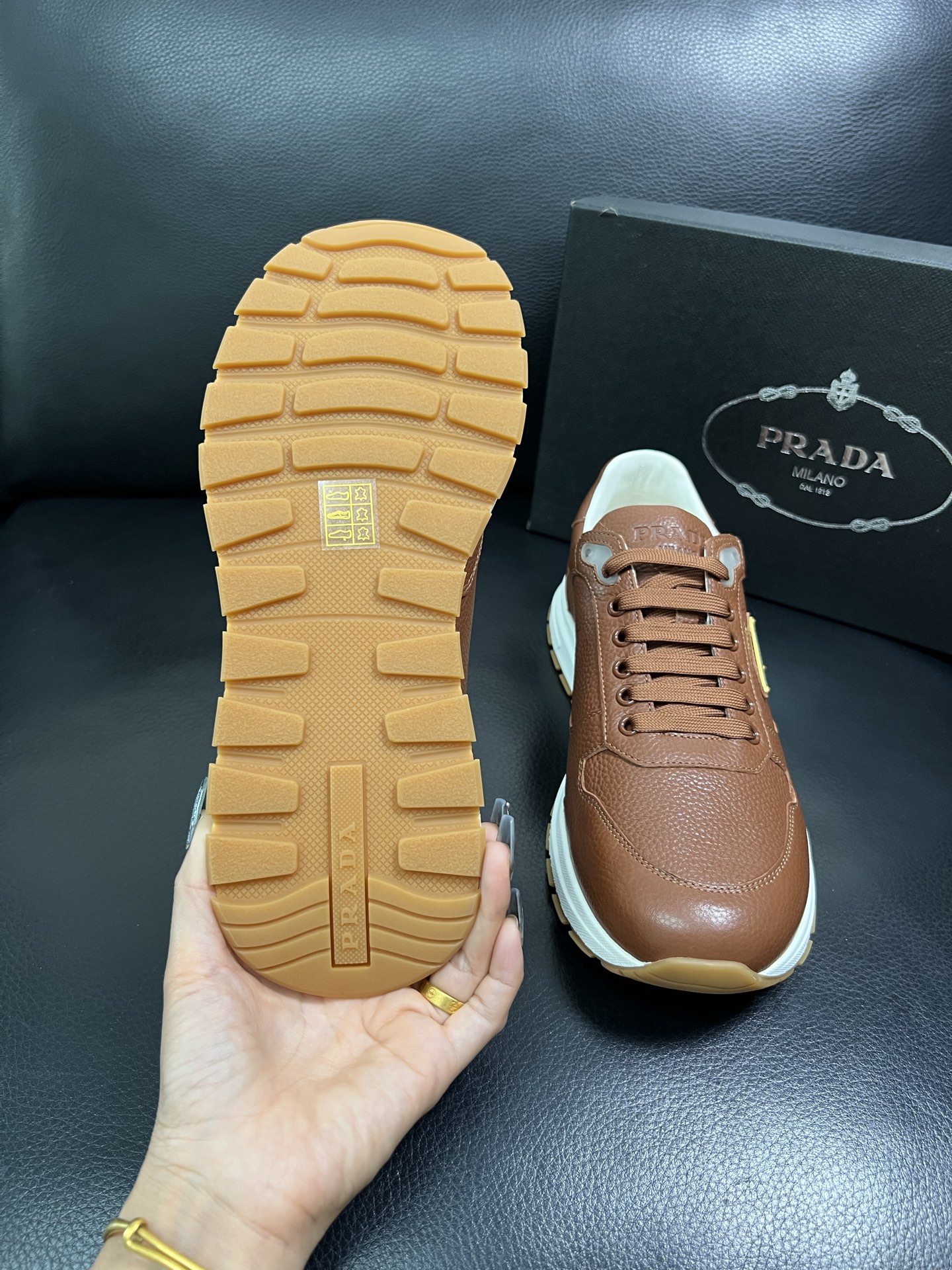 Prada 顶级工艺品，普拉达 专柜同步，原厂配置意大利进口牛皮面料，进口牛皮内里垫，透气舒适，鞋底：原