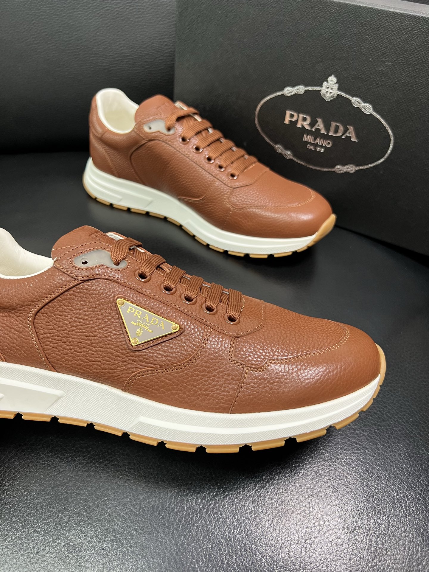 Prada 顶级工艺品，普拉达 专柜同步，原厂配置意大利进口牛皮面料，进口牛皮内里垫，透气舒适，鞋底：原