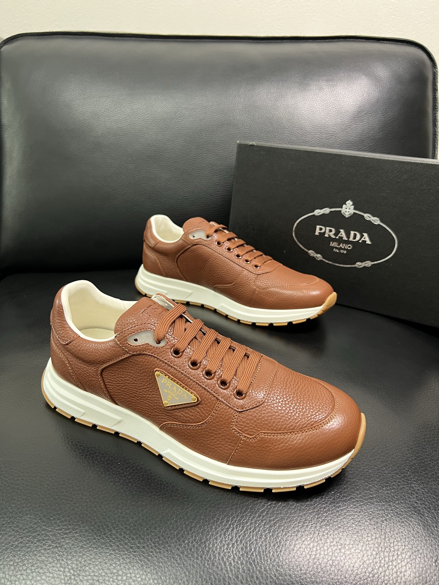Prada 顶级工艺品，普拉达 专柜同步，原厂配置意大利进口牛皮面料，进口牛皮内里垫，透气舒适，鞋底：原