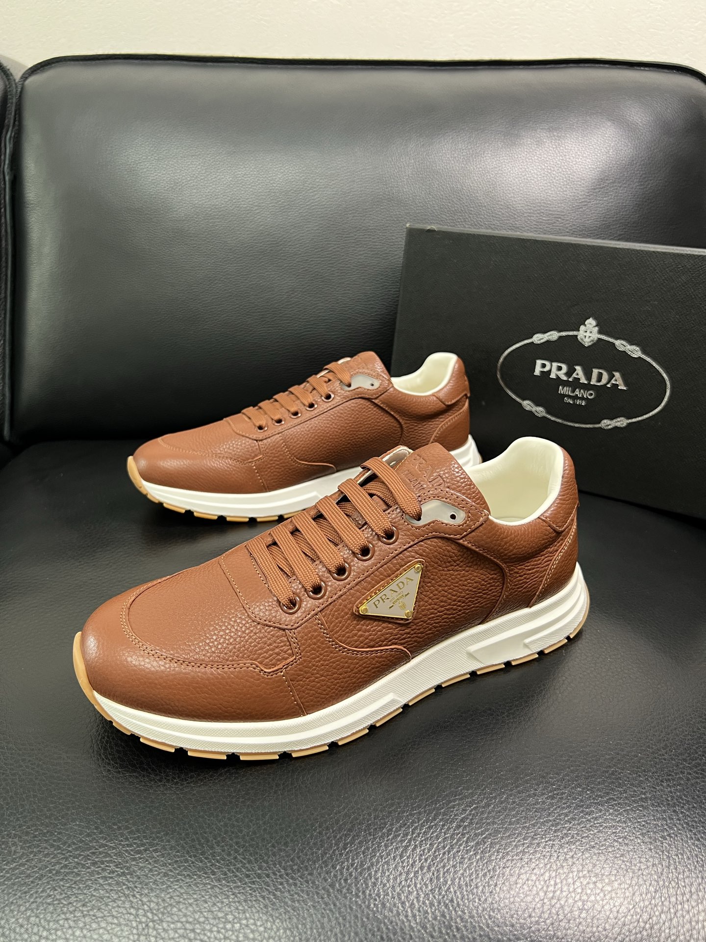 Prada 顶级工艺品，普拉达 专柜同步，原厂配置意大利进口牛皮面料，进口牛皮内里垫，透气舒适，鞋底：原