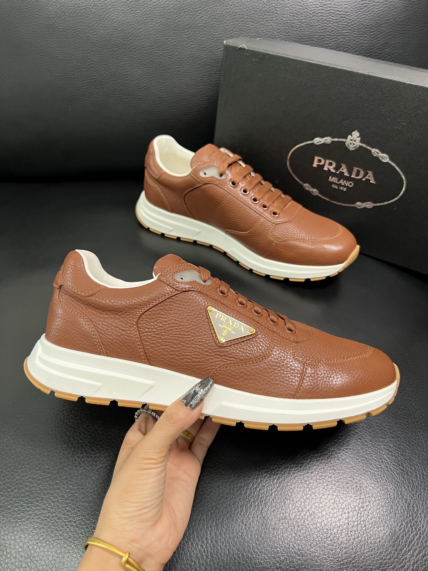 Prada 顶级工艺品，普拉达 专柜同步，原厂配置意大利进口牛皮面料，进口牛皮内里垫，透气舒适，鞋底：原