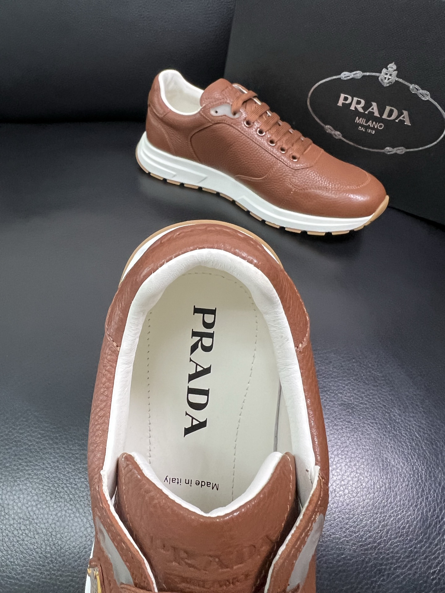Prada 顶级工艺品，普拉达 专柜同步，原厂配置意大利进口牛皮面料，进口牛皮内里垫，透气舒适，鞋底：原