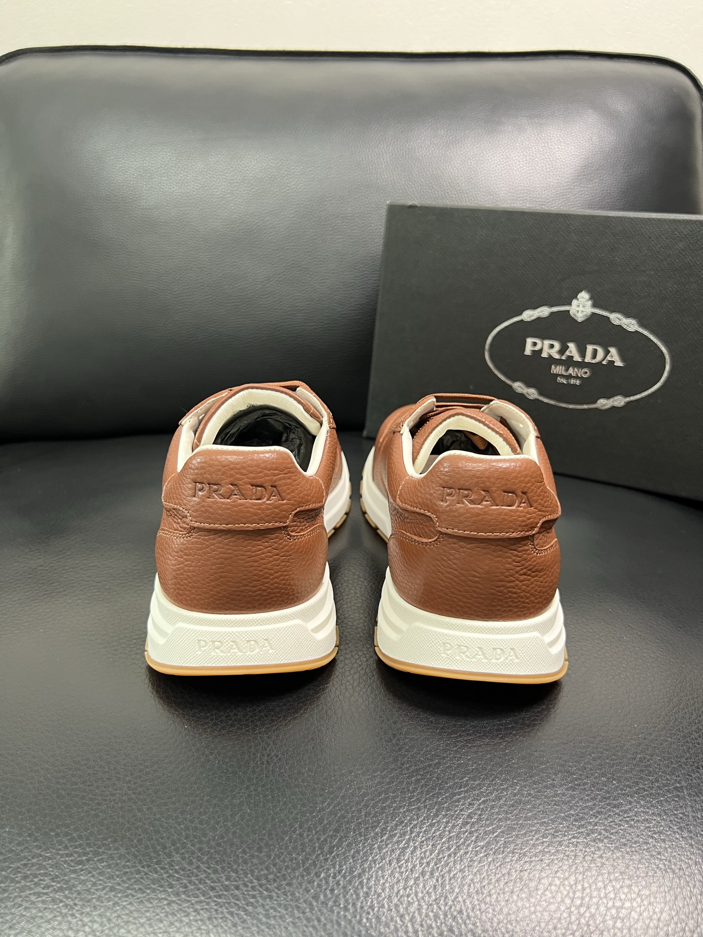 Prada 顶级工艺品，普拉达 专柜同步，原厂配置意大利进口牛皮面料，进口牛皮内里垫，透气舒适，鞋底：原