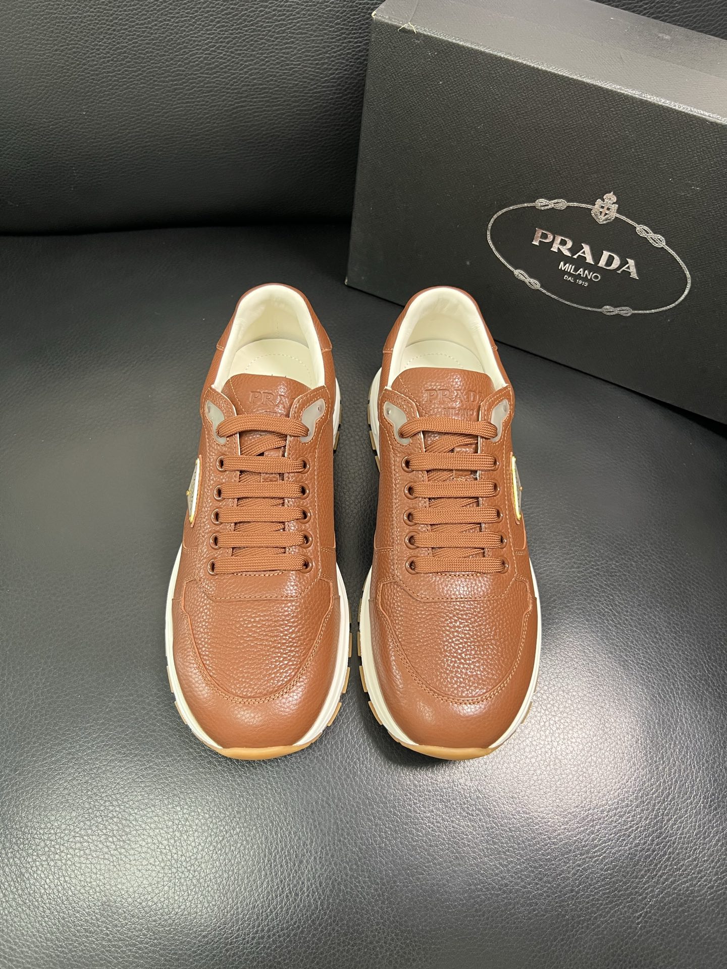 Prada 顶级工艺品，普拉达 专柜同步，原厂配置意大利进口牛皮面料，进口牛皮内里垫，透气舒适，鞋底：原