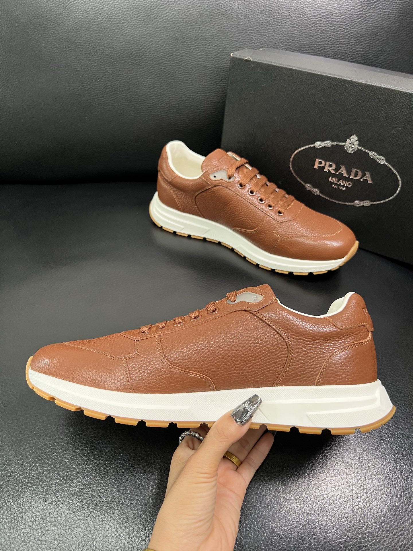 Prada 顶级工艺品，普拉达 专柜同步，原厂配置意大利进口牛皮面料，进口牛皮内里垫，透气舒适，鞋底：原