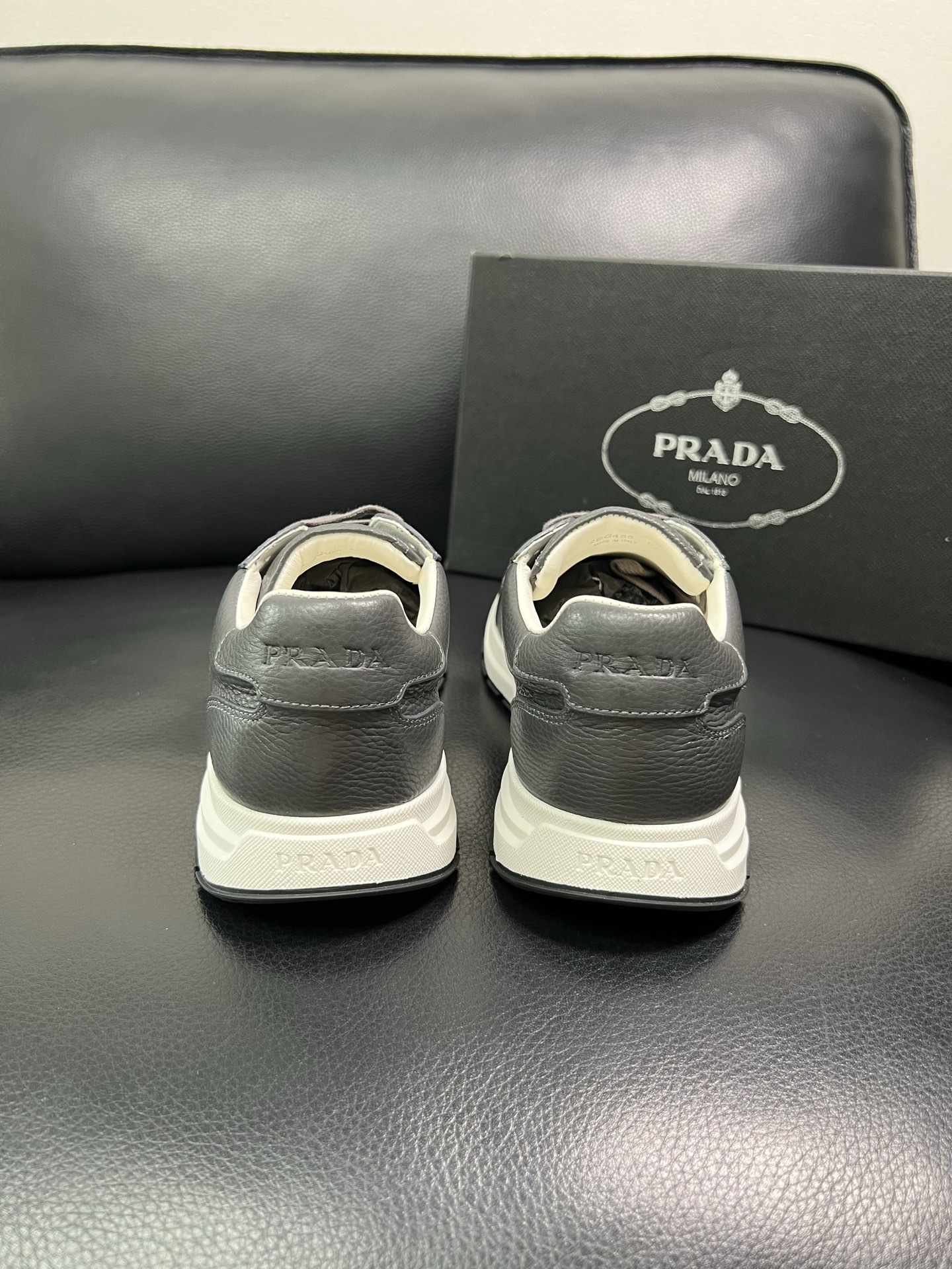 Prada 顶级工艺品，普拉达 专柜同步，原厂配置意大利进口牛皮面料，进口牛皮内里垫，透气舒适，鞋底：原