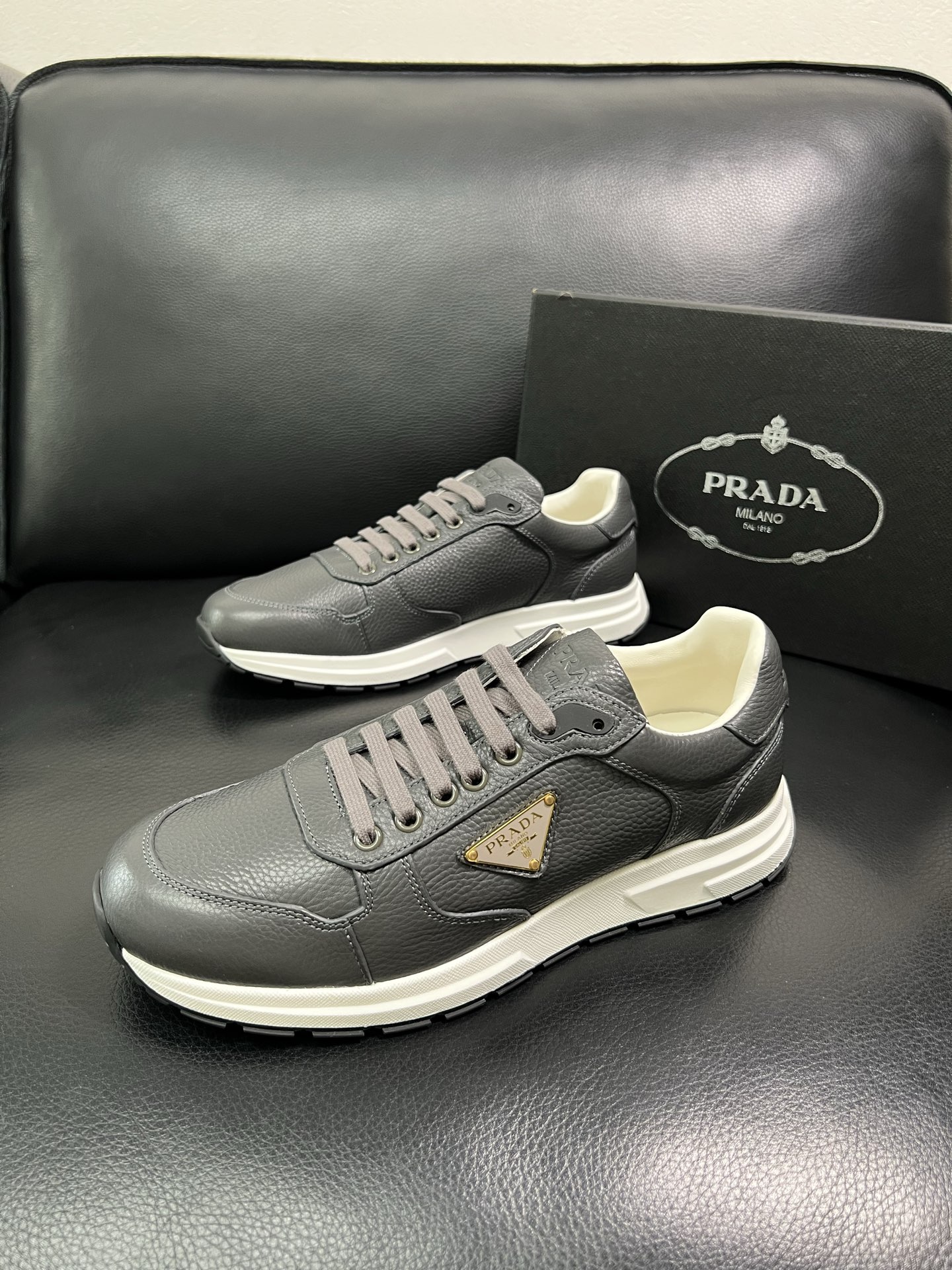 Prada 顶级工艺品，普拉达 专柜同步，原厂配置意大利进口牛皮面料，进口牛皮内里垫，透气舒适，鞋底：原