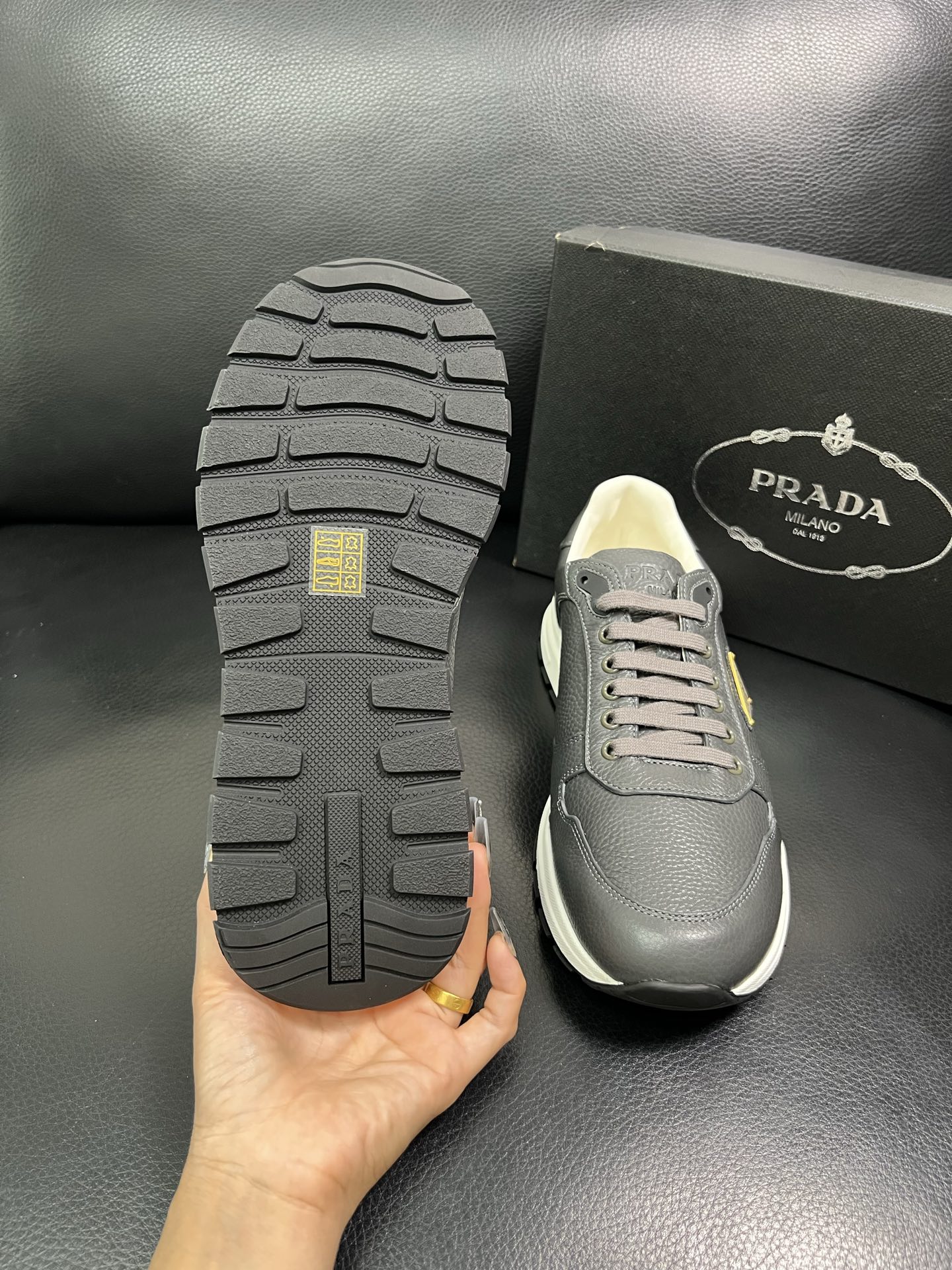 Prada 顶级工艺品，普拉达 专柜同步，原厂配置意大利进口牛皮面料，进口牛皮内里垫，透气舒适，鞋底：原