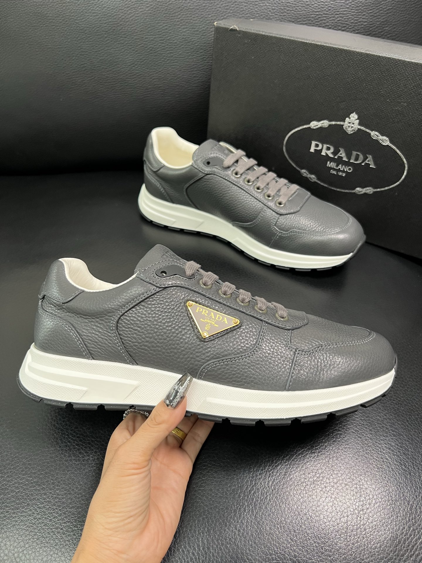 Prada 顶级工艺品，普拉达 专柜同步，原厂配置意大利进口牛皮面料，进口牛皮内里垫，透气舒适，鞋底：原