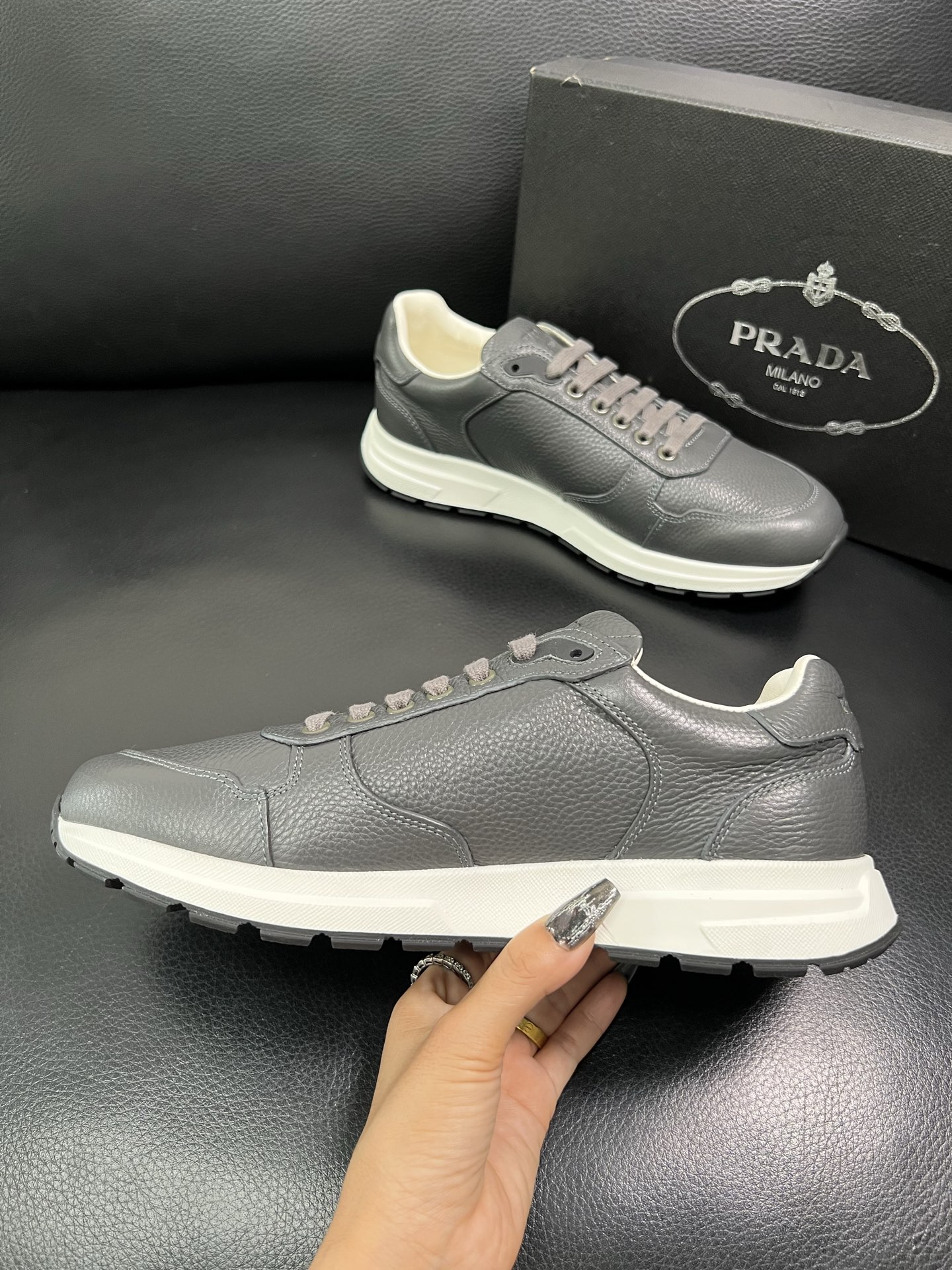 Prada 顶级工艺品，普拉达 专柜同步，原厂配置意大利进口牛皮面料，进口牛皮内里垫，透气舒适，鞋底：原