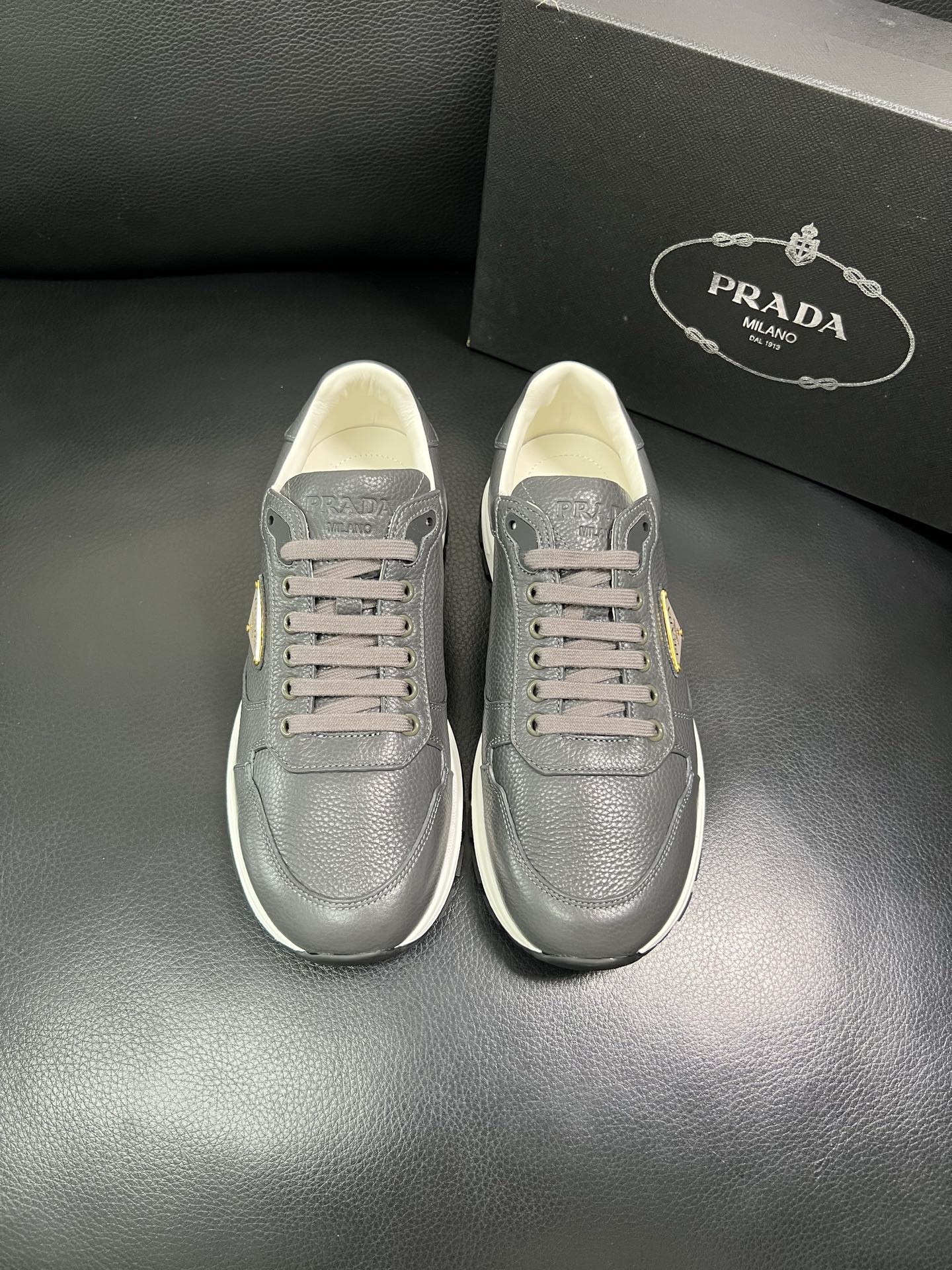 Prada 顶级工艺品，普拉达 专柜同步，原厂配置意大利进口牛皮面料，进口牛皮内里垫，透气舒适，鞋底：原