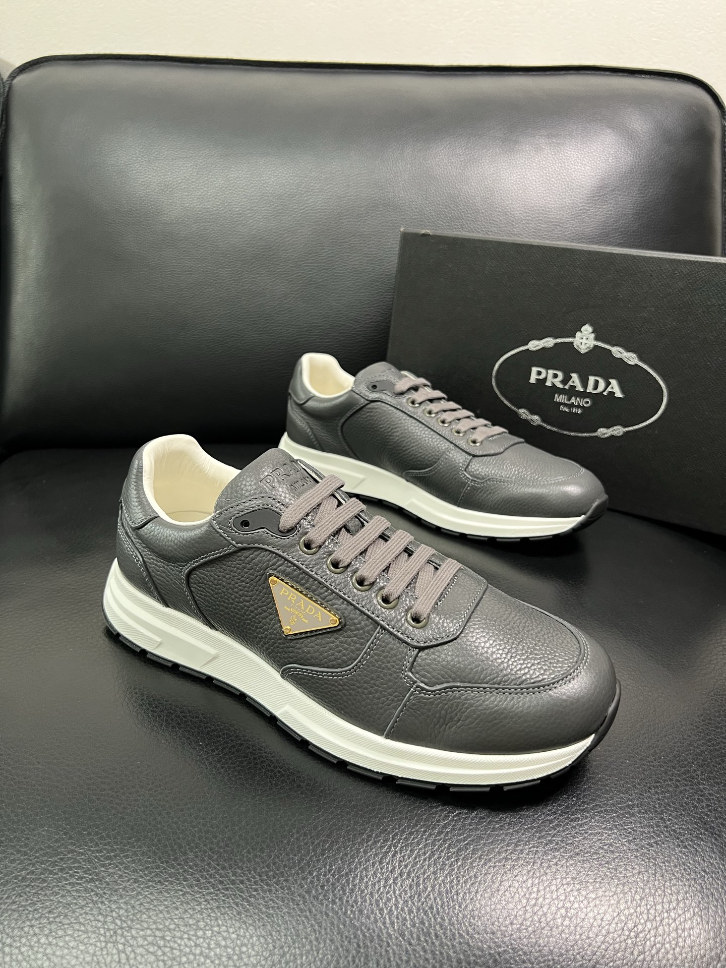 Prada 顶级工艺品，普拉达 专柜同步，原厂配置意大利进口牛皮面料，进口牛皮内里垫，透气舒适，鞋底：原