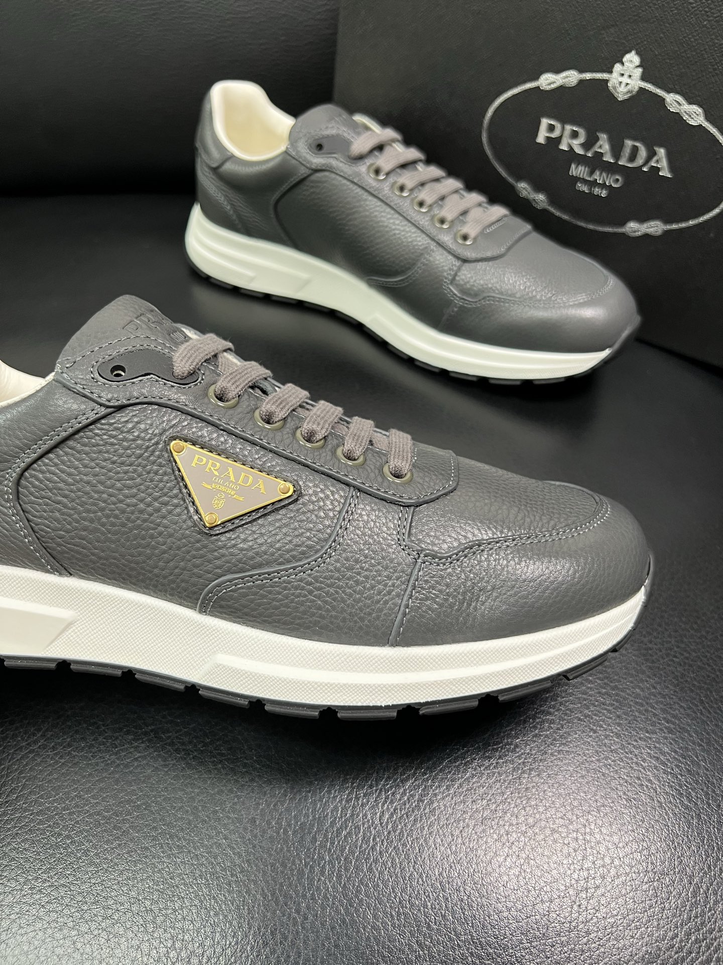 Prada 顶级工艺品，普拉达 专柜同步，原厂配置意大利进口牛皮面料，进口牛皮内里垫，透气舒适，鞋底：原