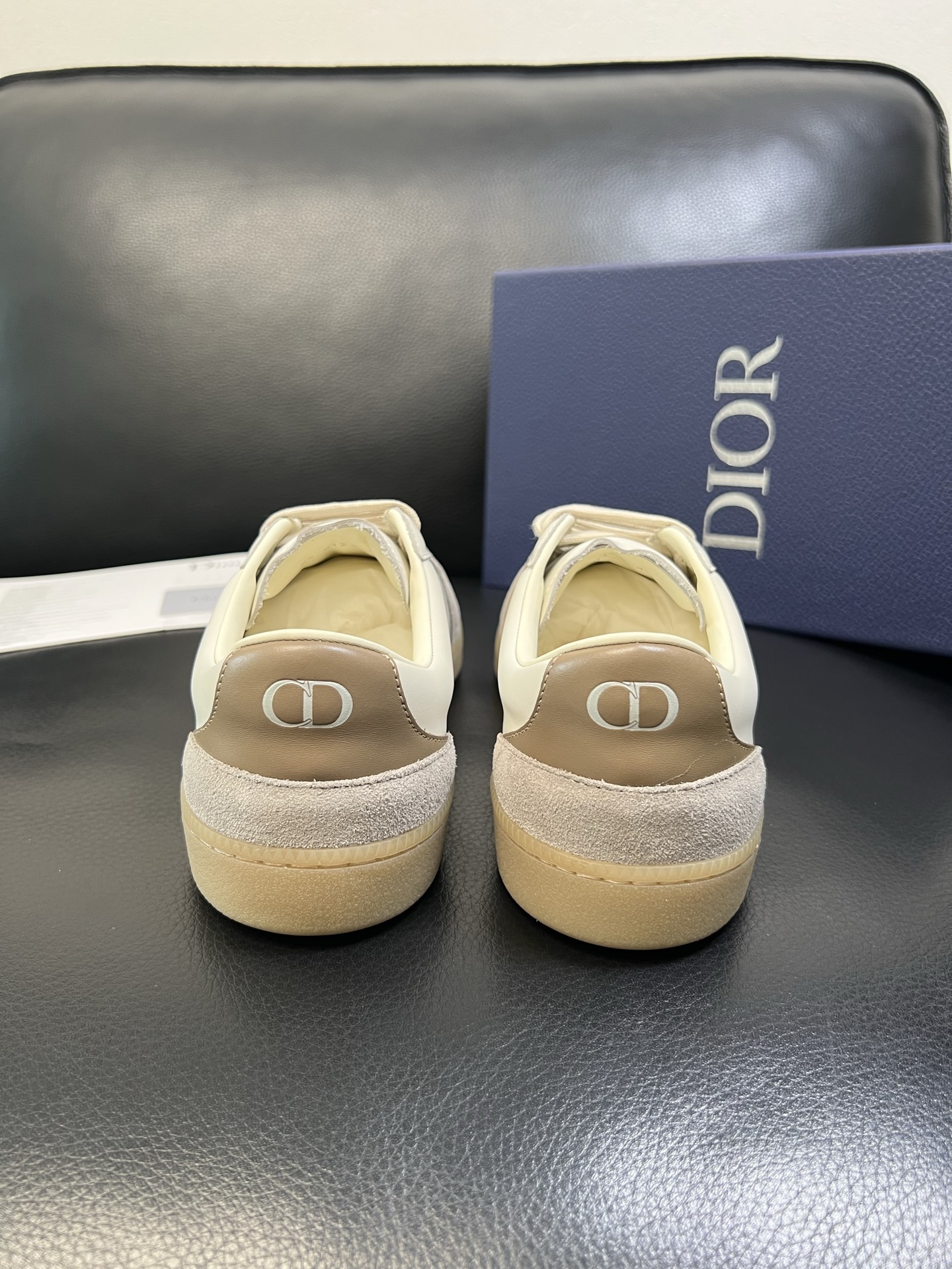 Dior 顶级工艺品 迪奥 专柜同步 原厂配置，意大利进口原版牛皮面料，透气舒适进口水染牛里垫，鞋底：原