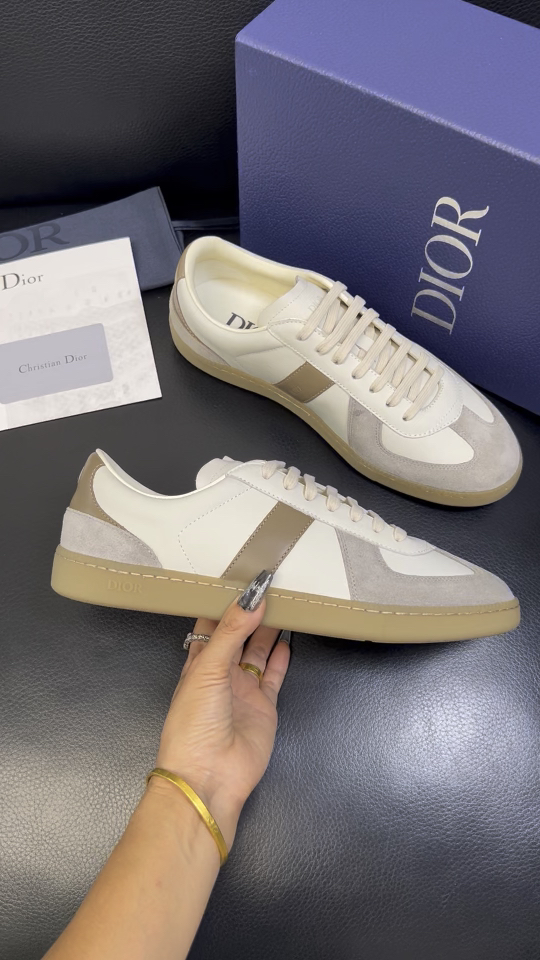 Dior 顶级工艺品 迪奥 专柜同步 原厂配置，意大利进口原版牛皮面料，透气舒适进口水染牛里垫，鞋底：原