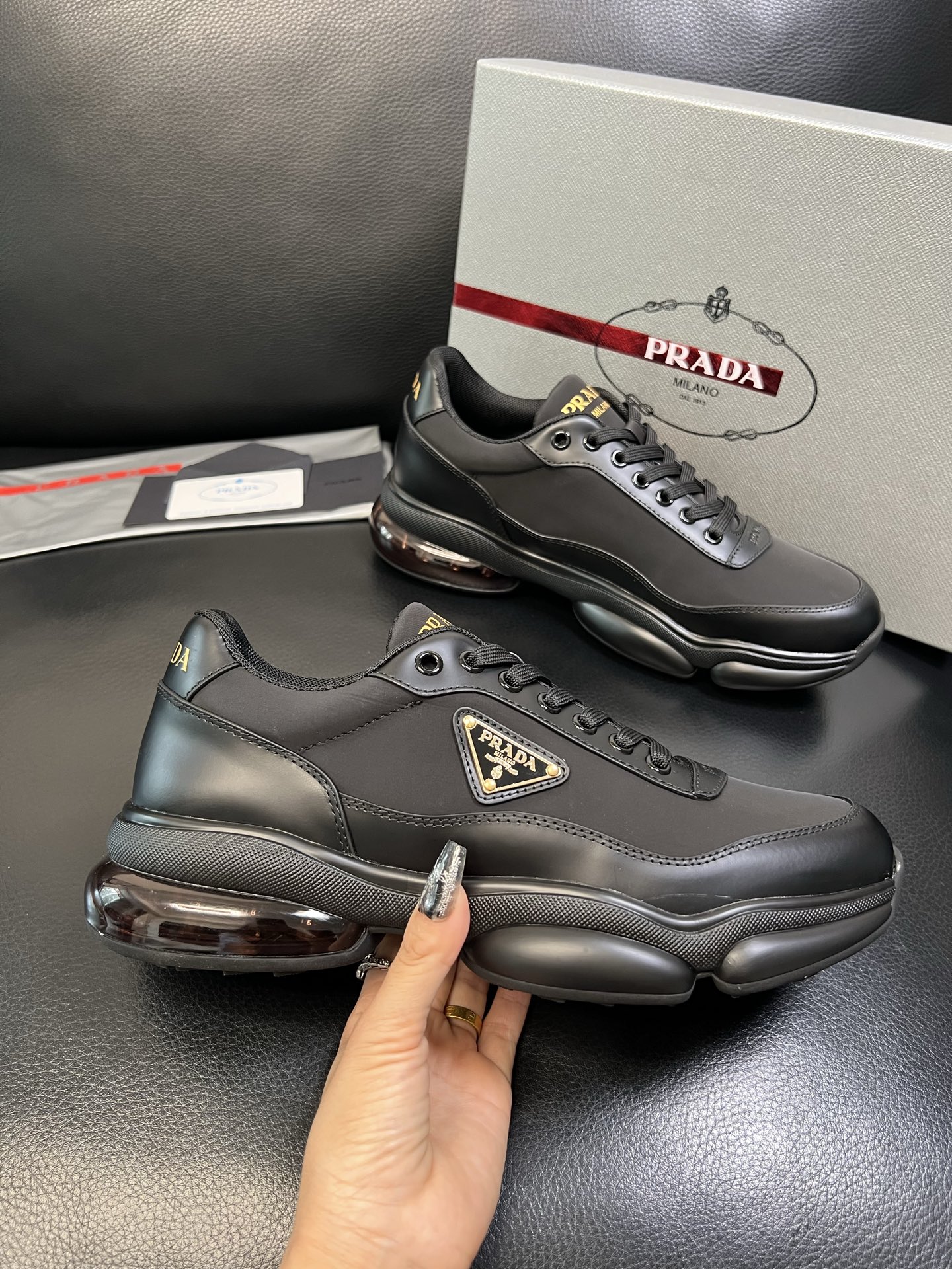 Prada 顶级工艺品，普拉达 专柜同步，原厂配置意大利进口牛皮面料，进口牛皮内里垫，透气舒适，鞋底：原
