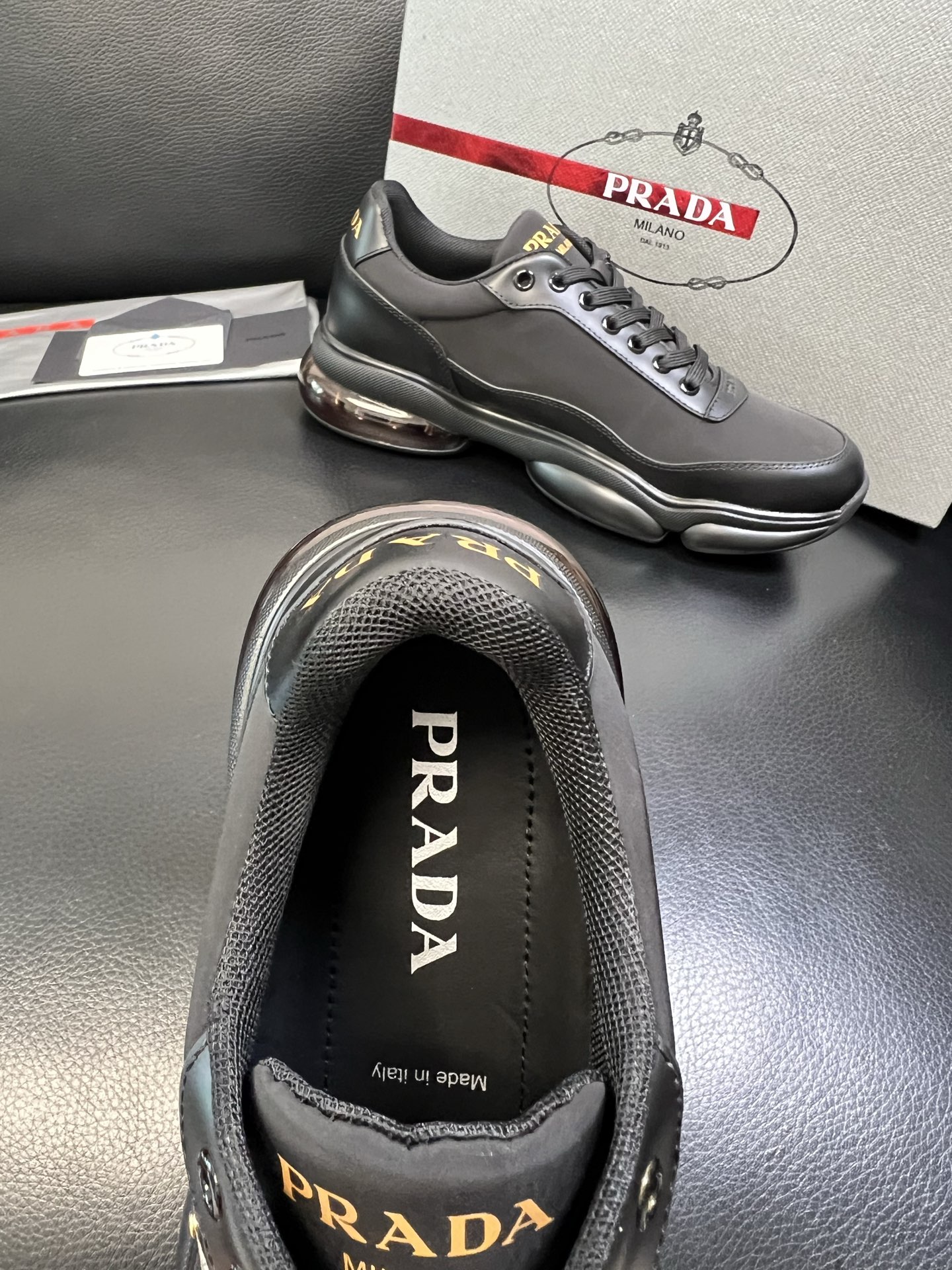 Prada 顶级工艺品，普拉达 专柜同步，原厂配置意大利进口牛皮面料，进口牛皮内里垫，透气舒适，鞋底：原