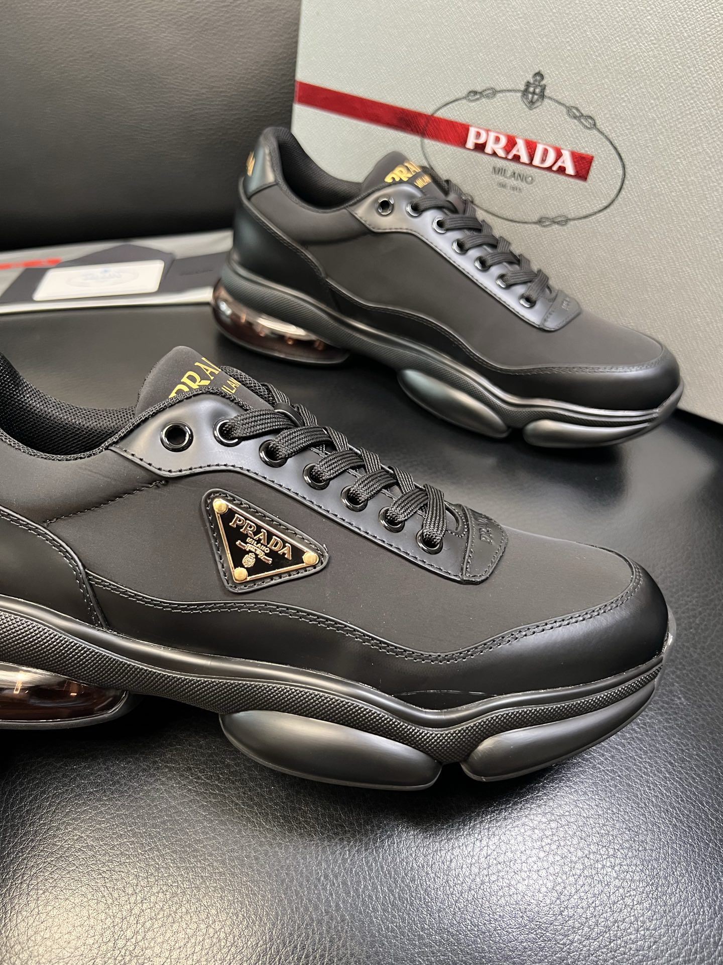 Prada 顶级工艺品，普拉达 专柜同步，原厂配置意大利进口牛皮面料，进口牛皮内里垫，透气舒适，鞋底：原