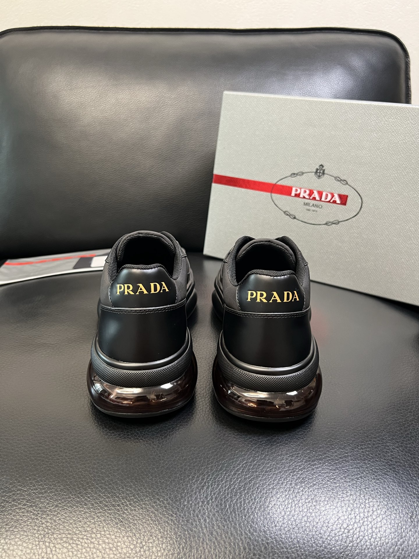 Prada 顶级工艺品，普拉达 专柜同步，原厂配置意大利进口牛皮面料，进口牛皮内里垫，透气舒适，鞋底：原