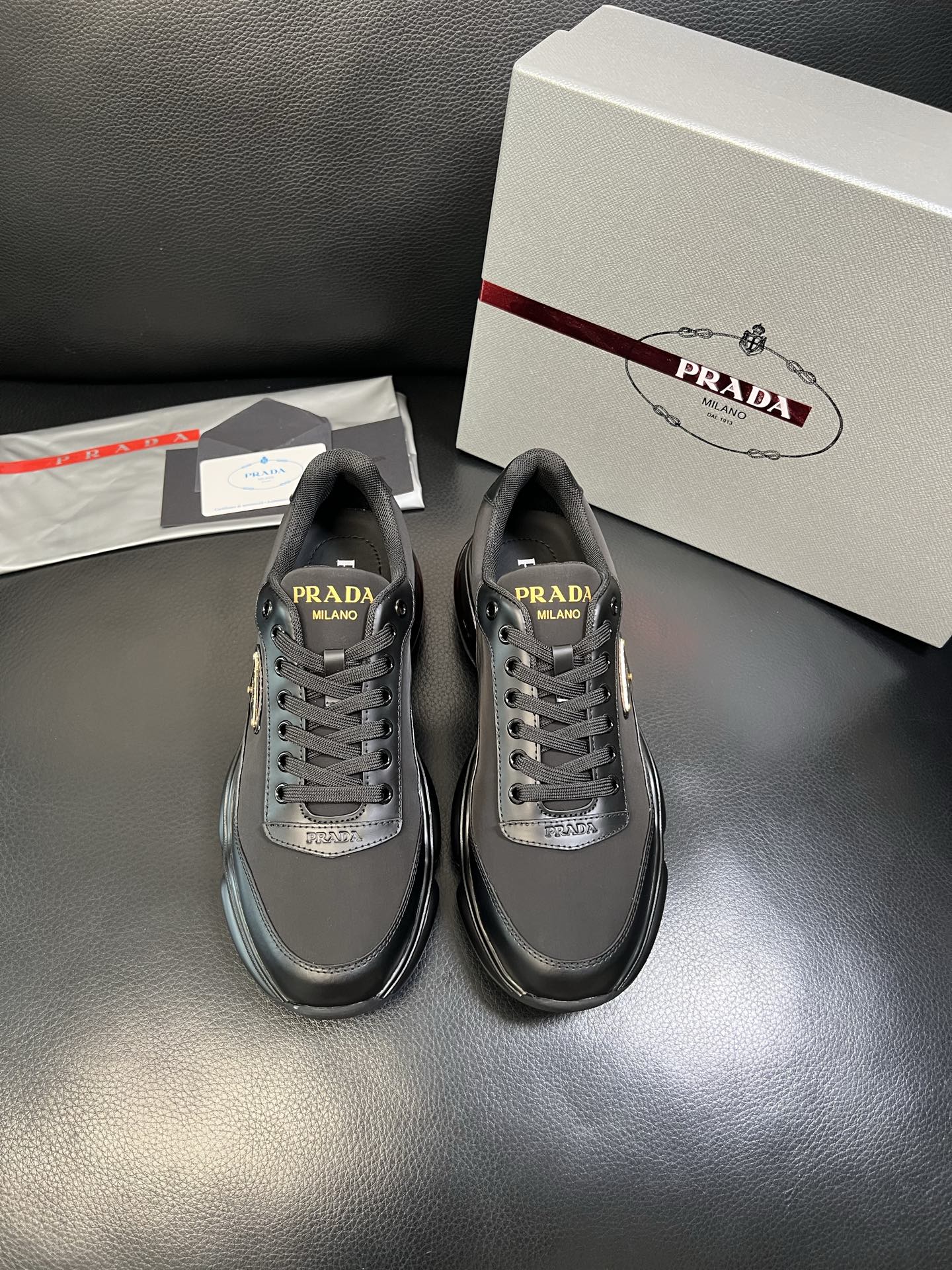Prada 顶级工艺品，普拉达 专柜同步，原厂配置意大利进口牛皮面料，进口牛皮内里垫，透气舒适，鞋底：原