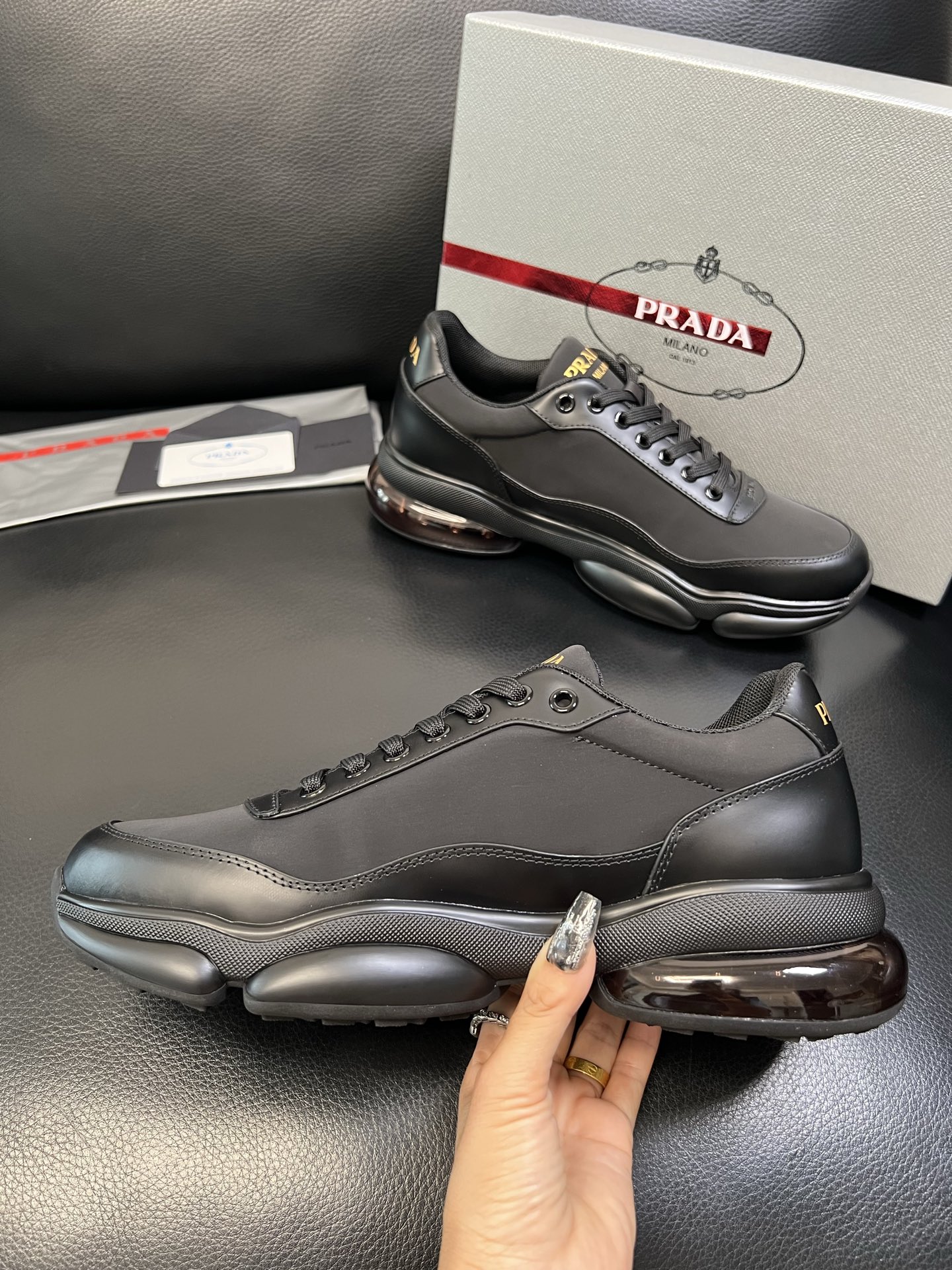 Prada 顶级工艺品，普拉达 专柜同步，原厂配置意大利进口牛皮面料，进口牛皮内里垫，透气舒适，鞋底：原