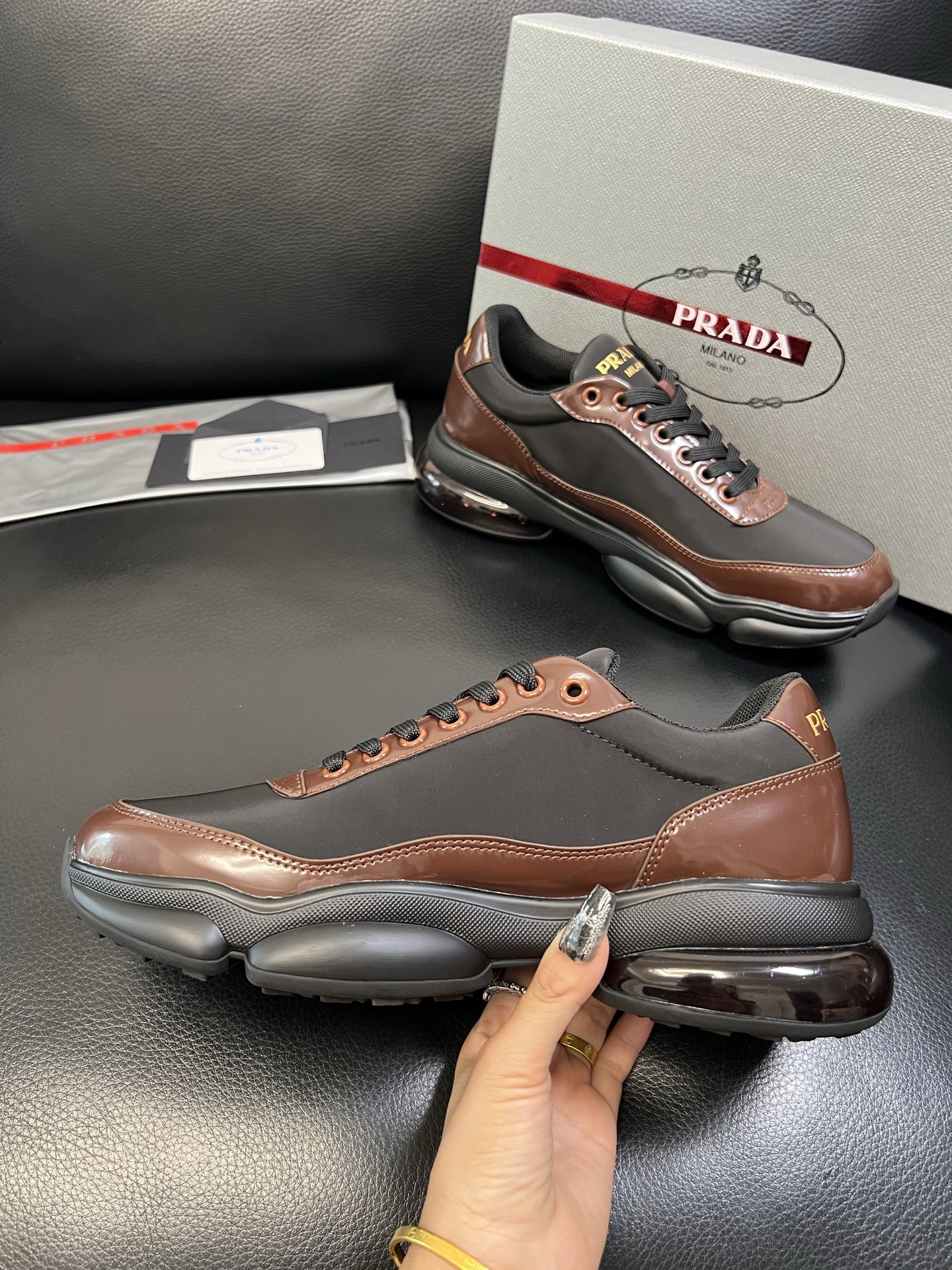 Prada 顶级工艺品，普拉达 专柜同步，原厂配置意大利进口牛皮面料，进口牛皮内里垫，透气舒适，鞋底：原