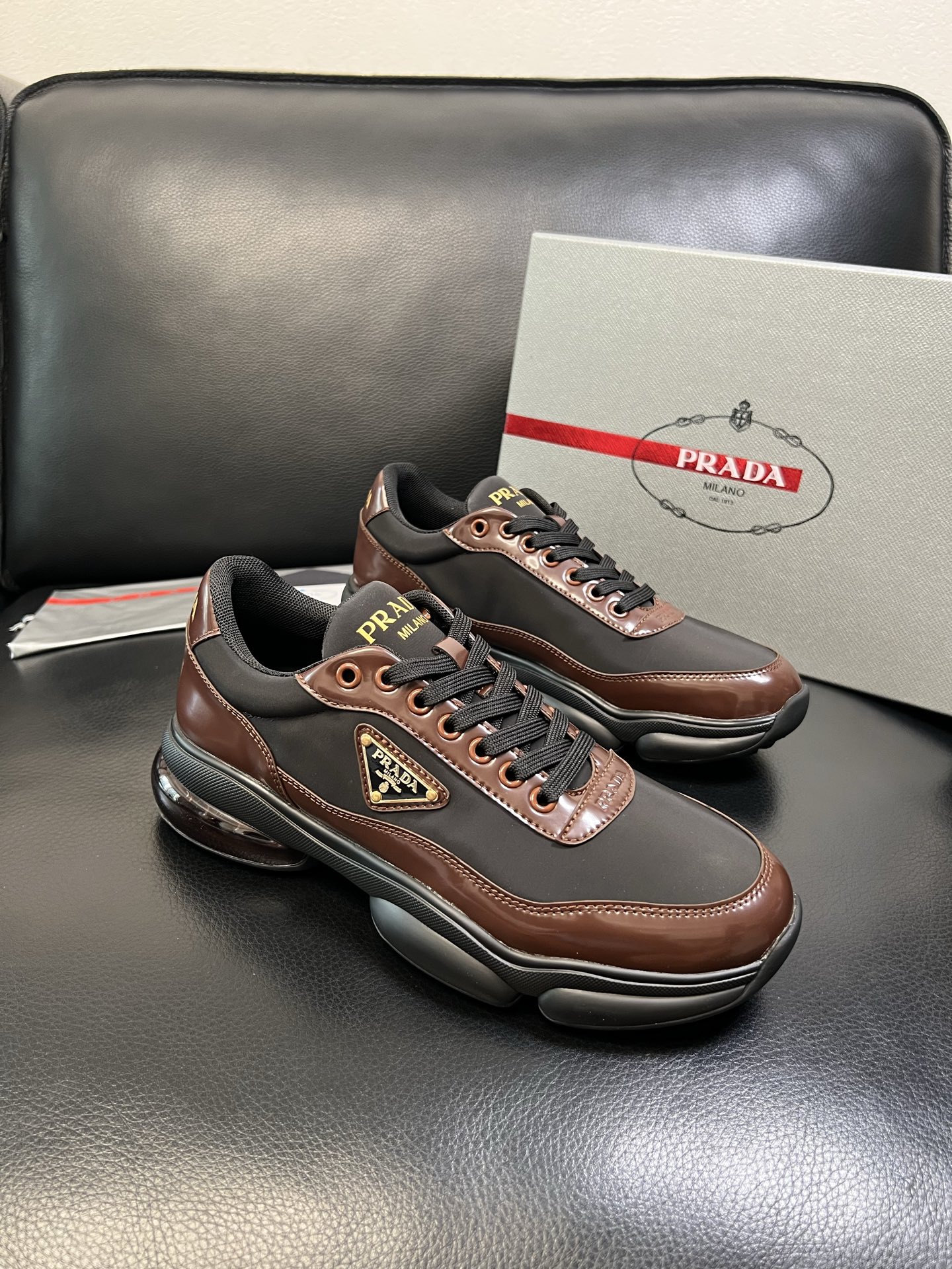 Prada 顶级工艺品，普拉达 专柜同步，原厂配置意大利进口牛皮面料，进口牛皮内里垫，透气舒适，鞋底：原