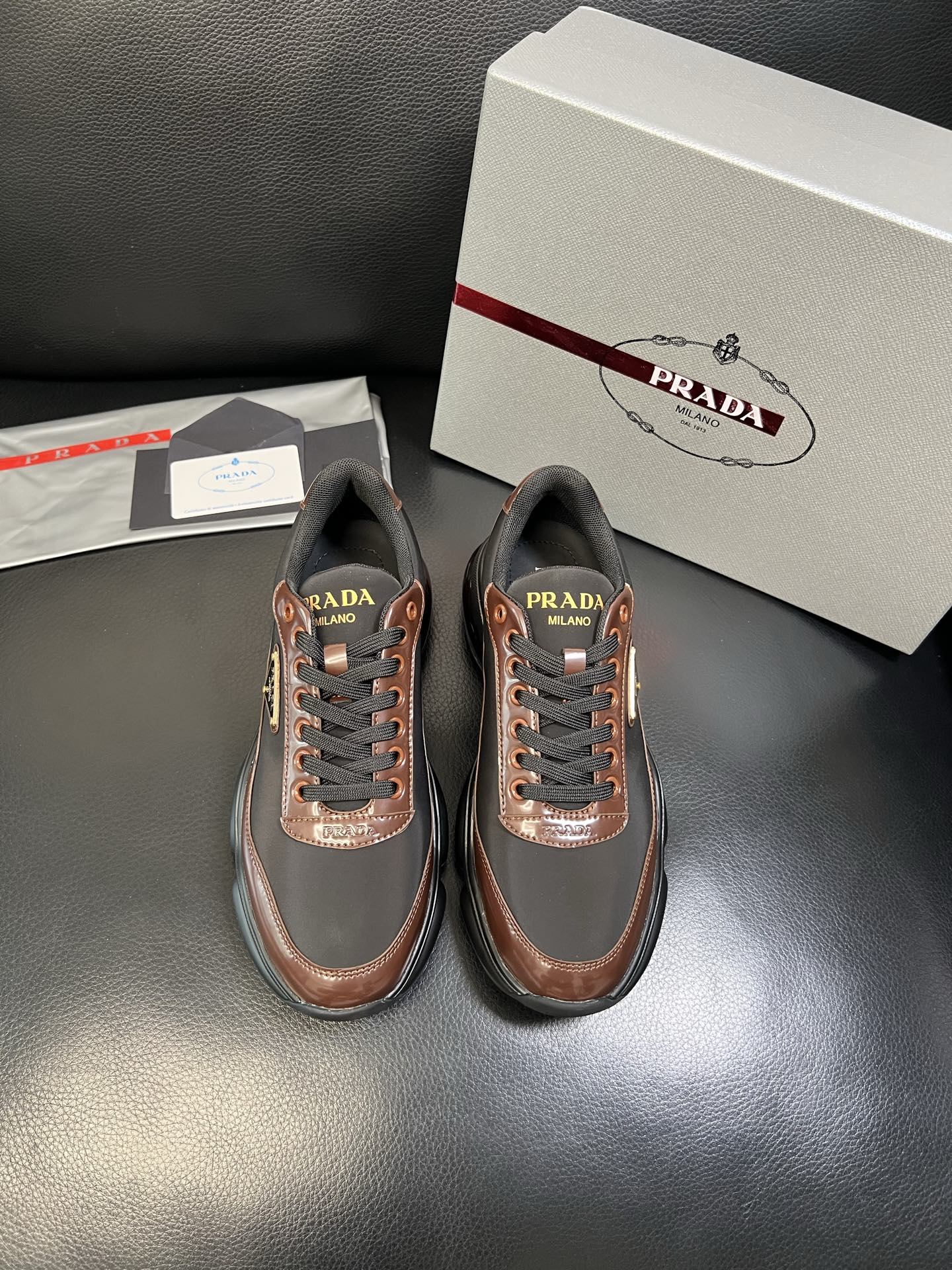 Prada 顶级工艺品，普拉达 专柜同步，原厂配置意大利进口牛皮面料，进口牛皮内里垫，透气舒适，鞋底：原