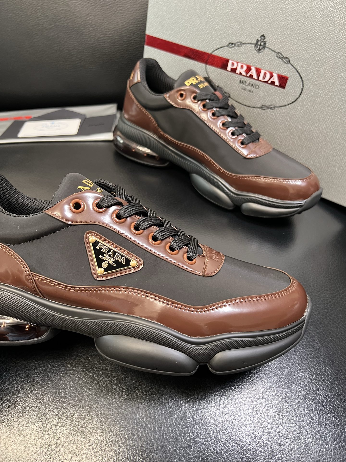 Prada 顶级工艺品，普拉达 专柜同步，原厂配置意大利进口牛皮面料，进口牛皮内里垫，透气舒适，鞋底：原