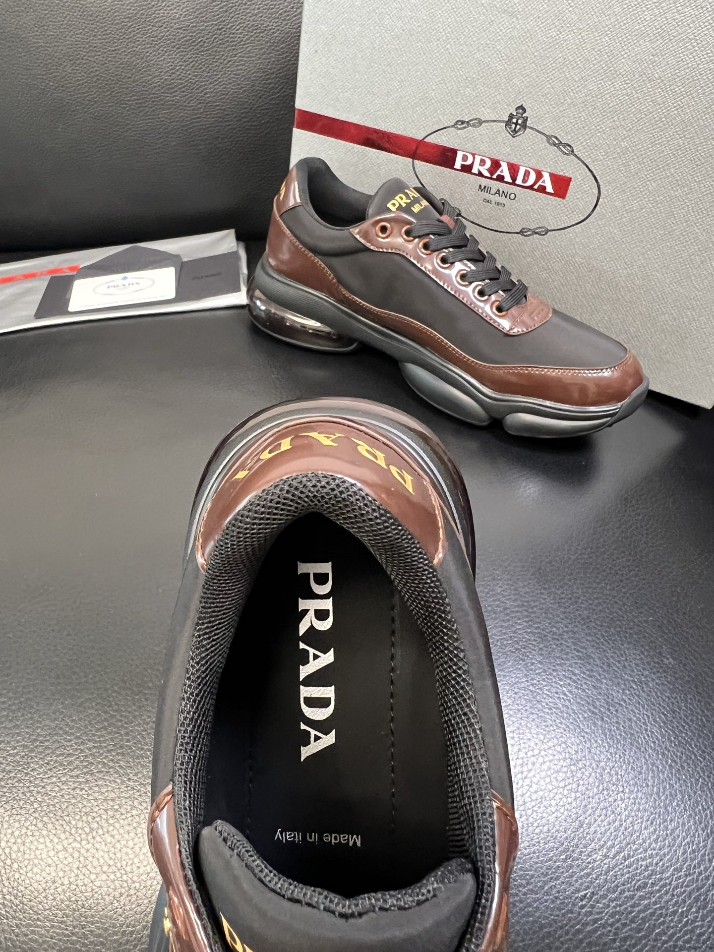 Prada 顶级工艺品，普拉达 专柜同步，原厂配置意大利进口牛皮面料，进口牛皮内里垫，透气舒适，鞋底：原