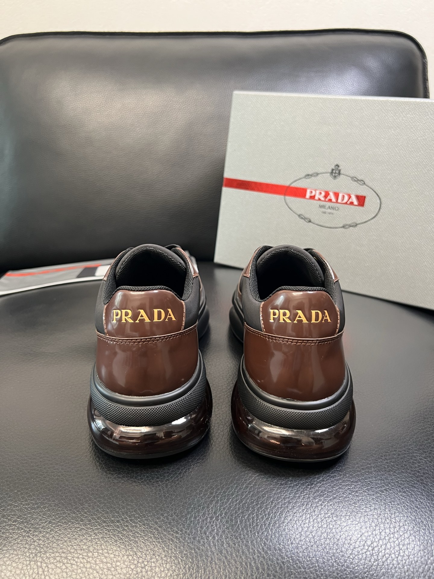 Prada 顶级工艺品，普拉达 专柜同步，原厂配置意大利进口牛皮面料，进口牛皮内里垫，透气舒适，鞋底：原