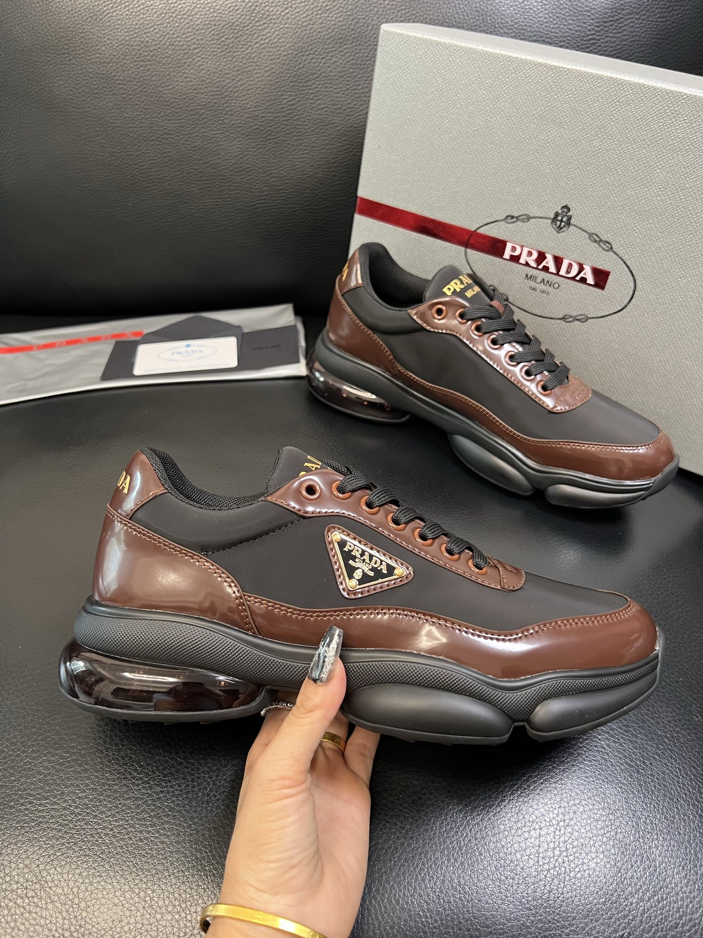 Prada 顶级工艺品，普拉达 专柜同步，原厂配置意大利进口牛皮面料，进口牛皮内里垫，透气舒适，鞋底：原