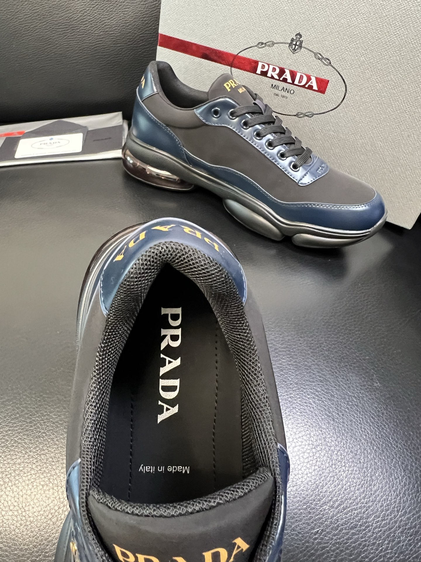 Prada 顶级工艺品，普拉达 专柜同步，原厂配置意大利进口牛皮面料，进口牛皮内里垫，透气舒适，鞋底：原