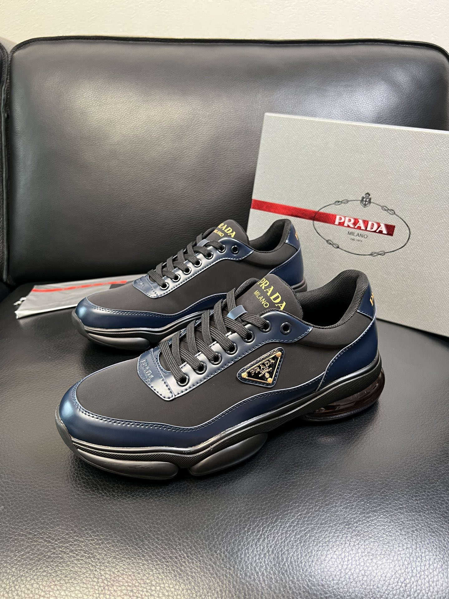 Prada 顶级工艺品，普拉达 专柜同步，原厂配置意大利进口牛皮面料，进口牛皮内里垫，透气舒适，鞋底：原