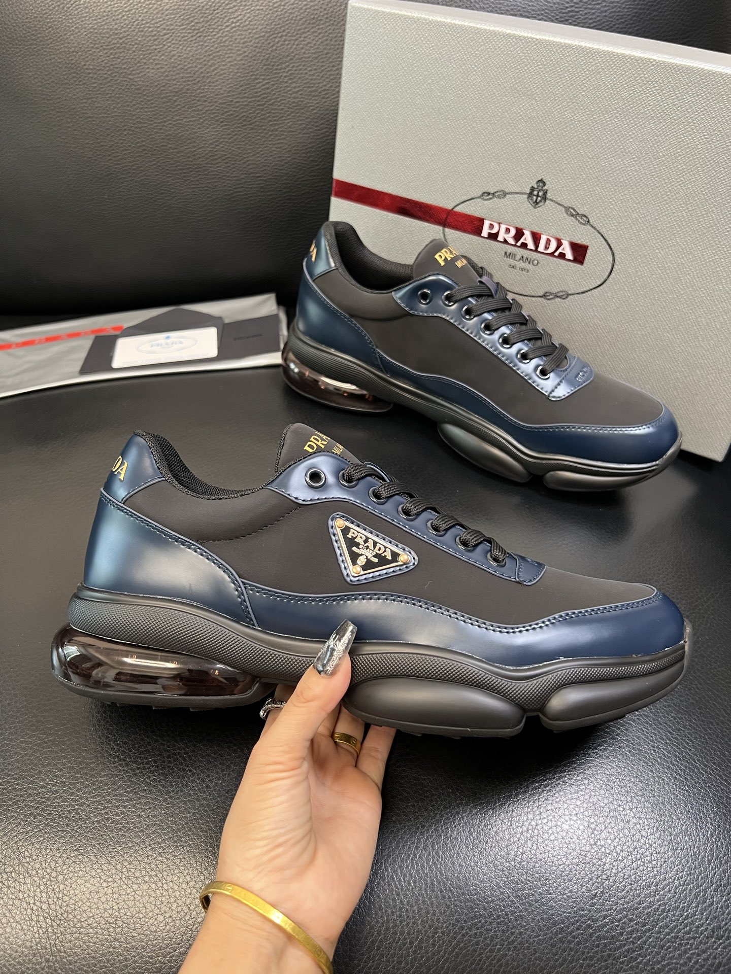 Prada 顶级工艺品，普拉达 专柜同步，原厂配置意大利进口牛皮面料，进口牛皮内里垫，透气舒适，鞋底：原