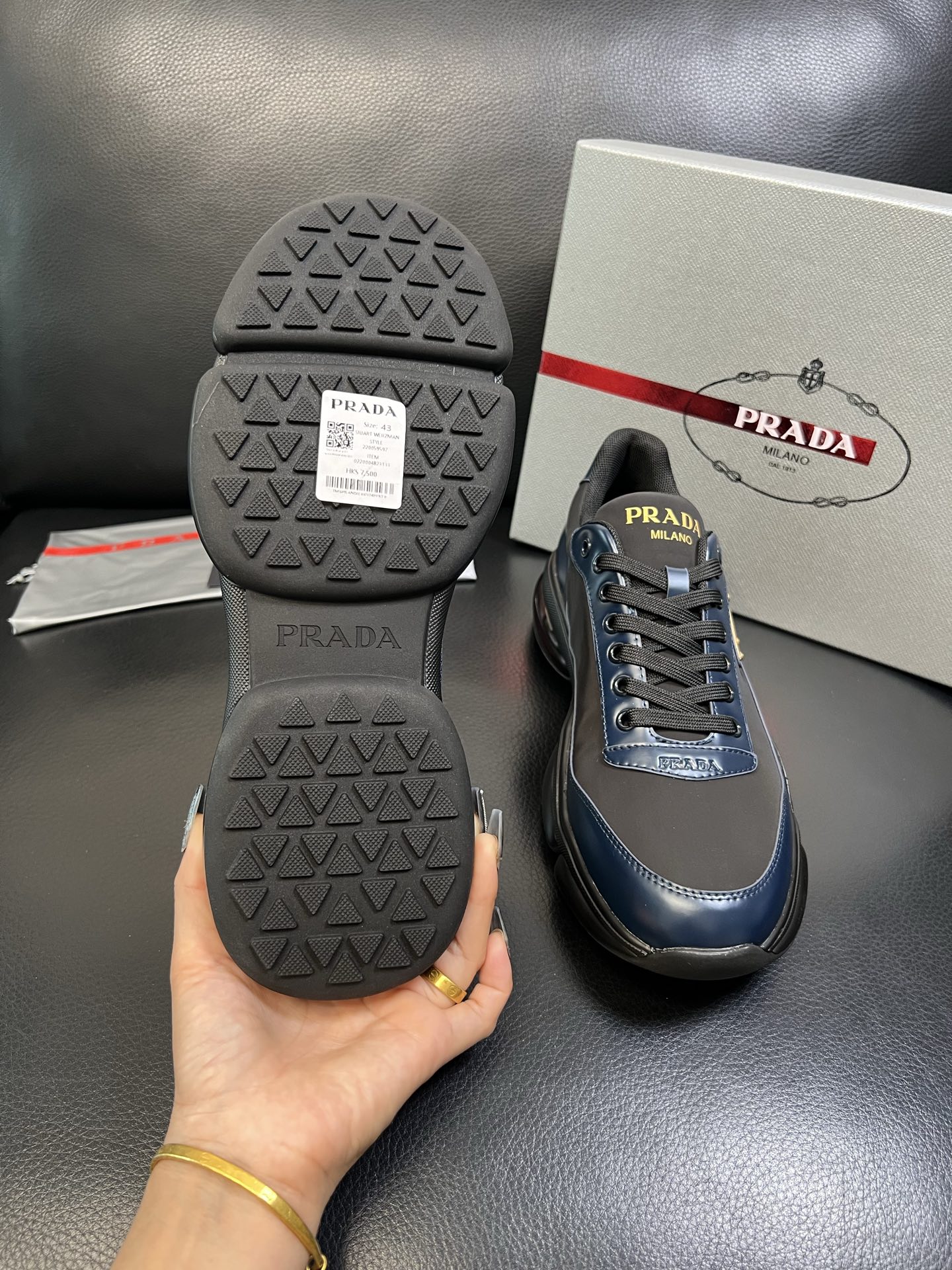 Prada 顶级工艺品，普拉达 专柜同步，原厂配置意大利进口牛皮面料，进口牛皮内里垫，透气舒适，鞋底：原