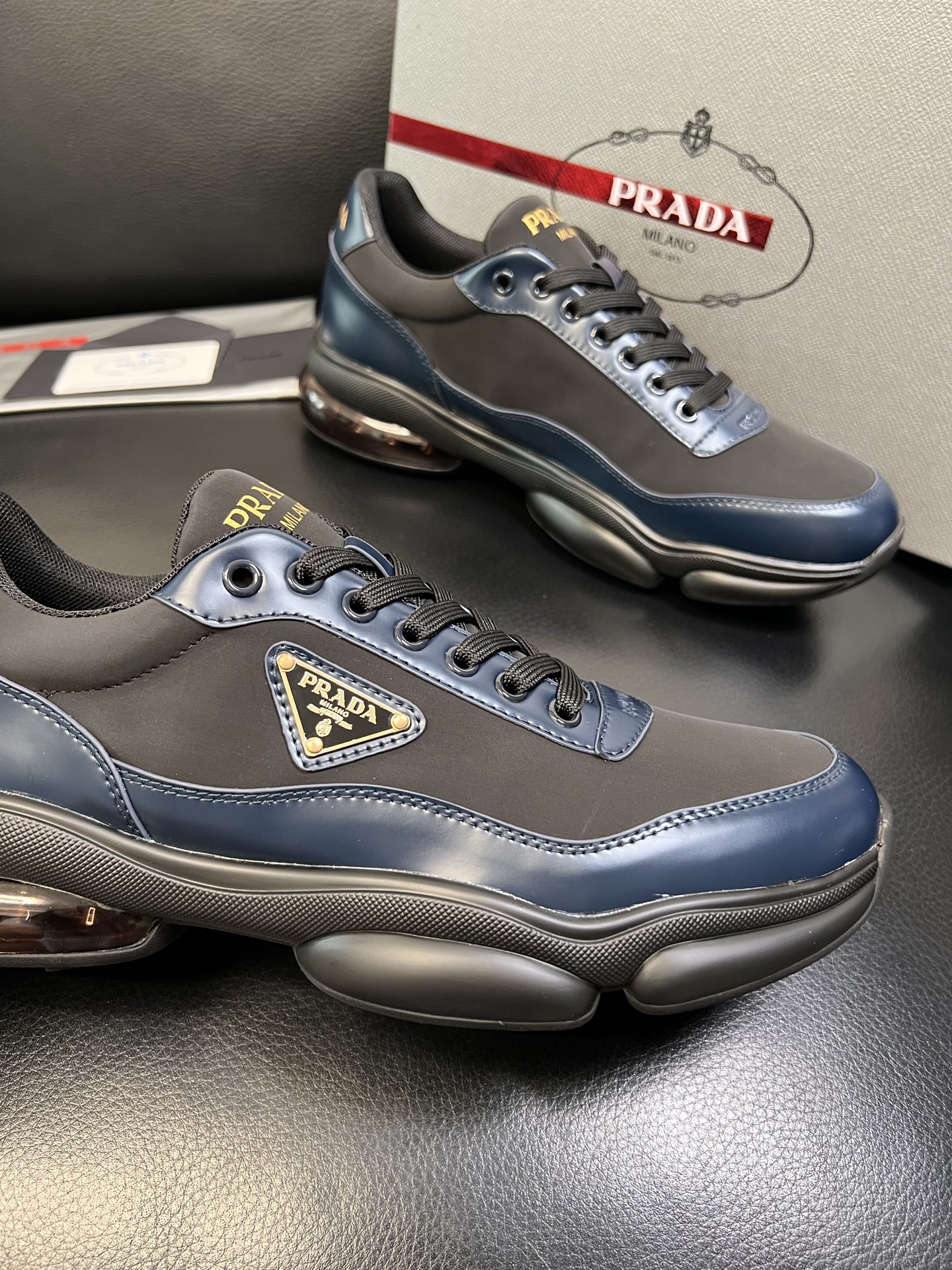 Prada 顶级工艺品，普拉达 专柜同步，原厂配置意大利进口牛皮面料，进口牛皮内里垫，透气舒适，鞋底：原