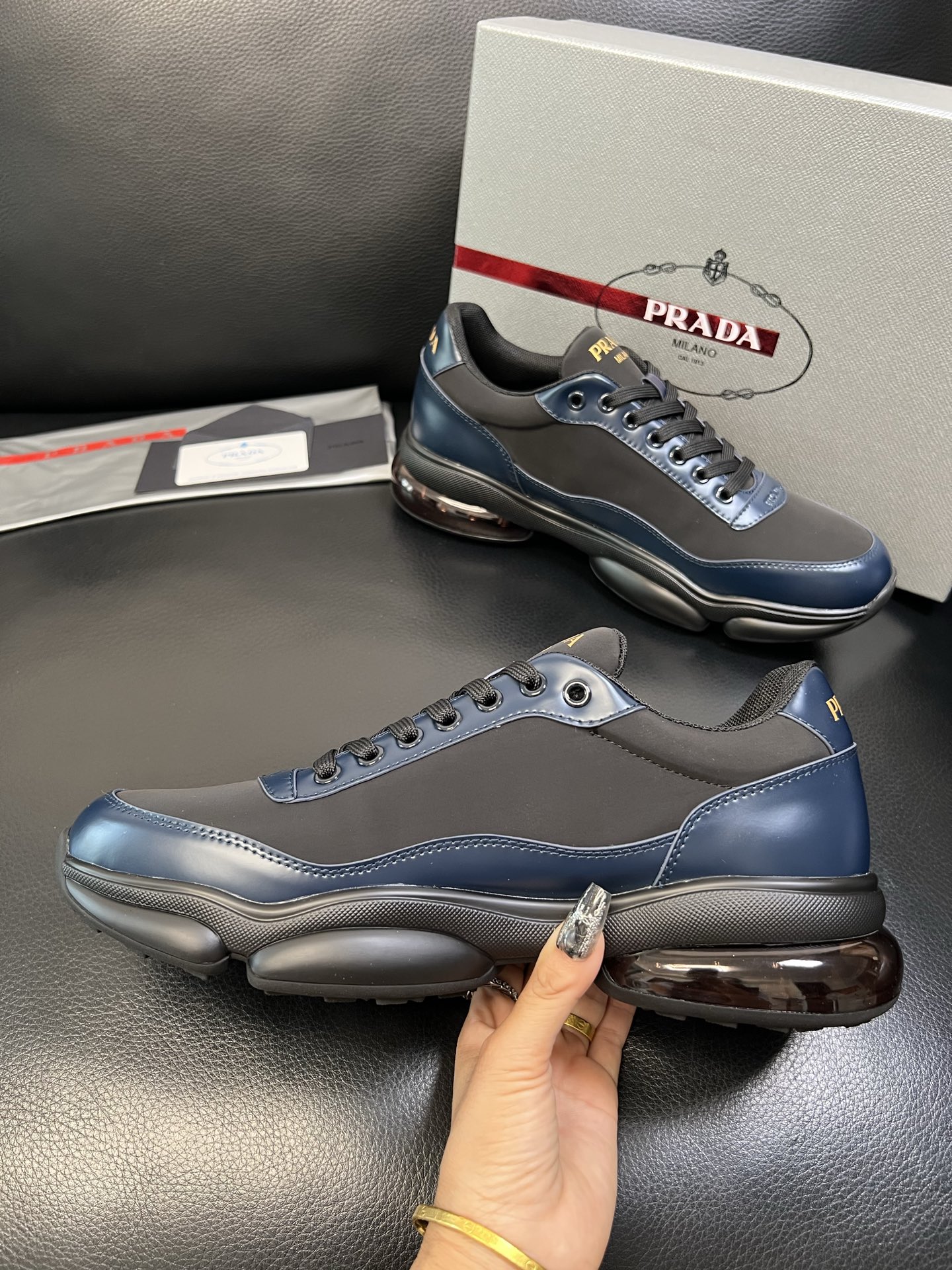 Prada 顶级工艺品，普拉达 专柜同步，原厂配置意大利进口牛皮面料，进口牛皮内里垫，透气舒适，鞋底：原