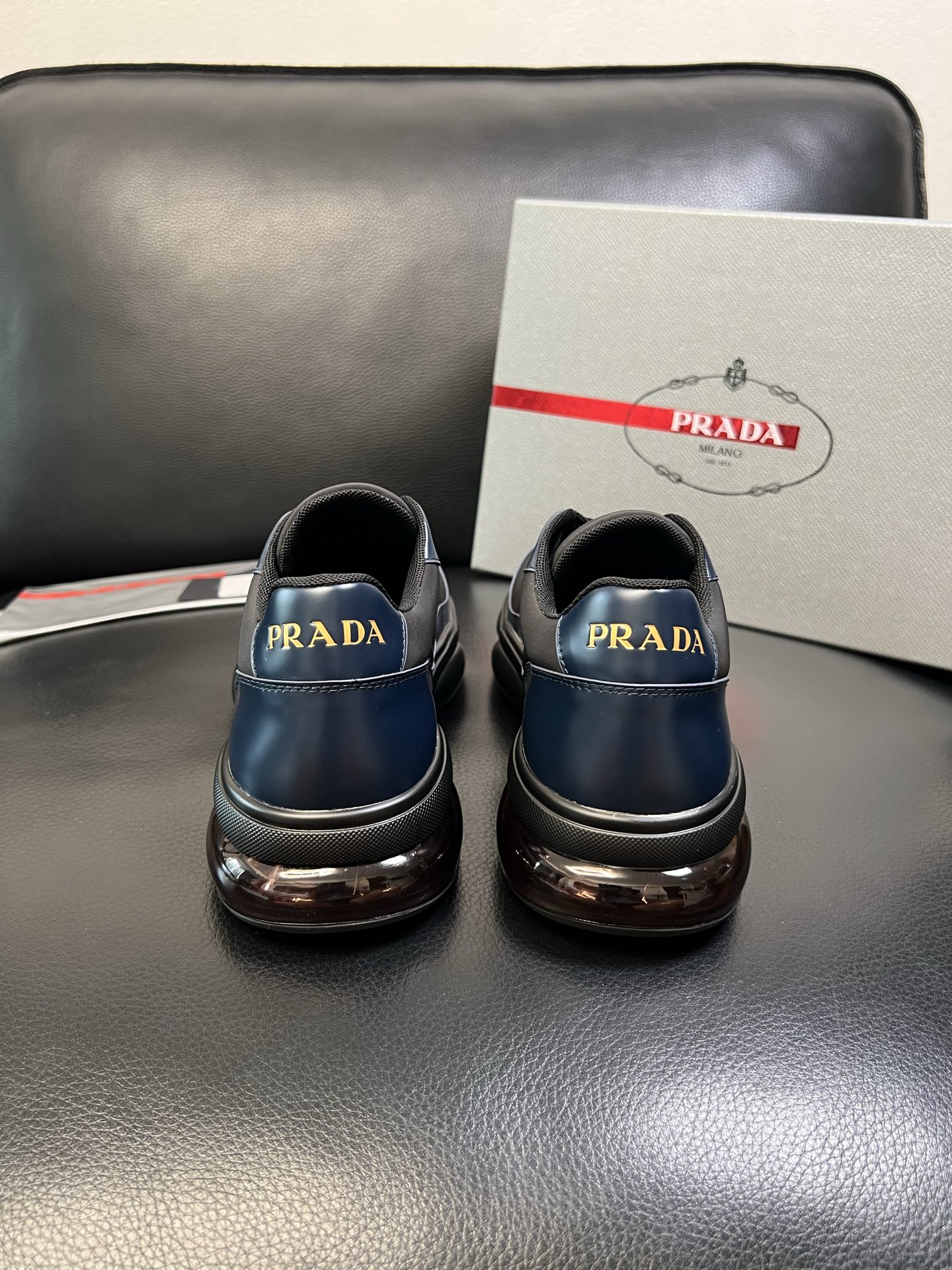 Prada 顶级工艺品，普拉达 专柜同步，原厂配置意大利进口牛皮面料，进口牛皮内里垫，透气舒适，鞋底：原