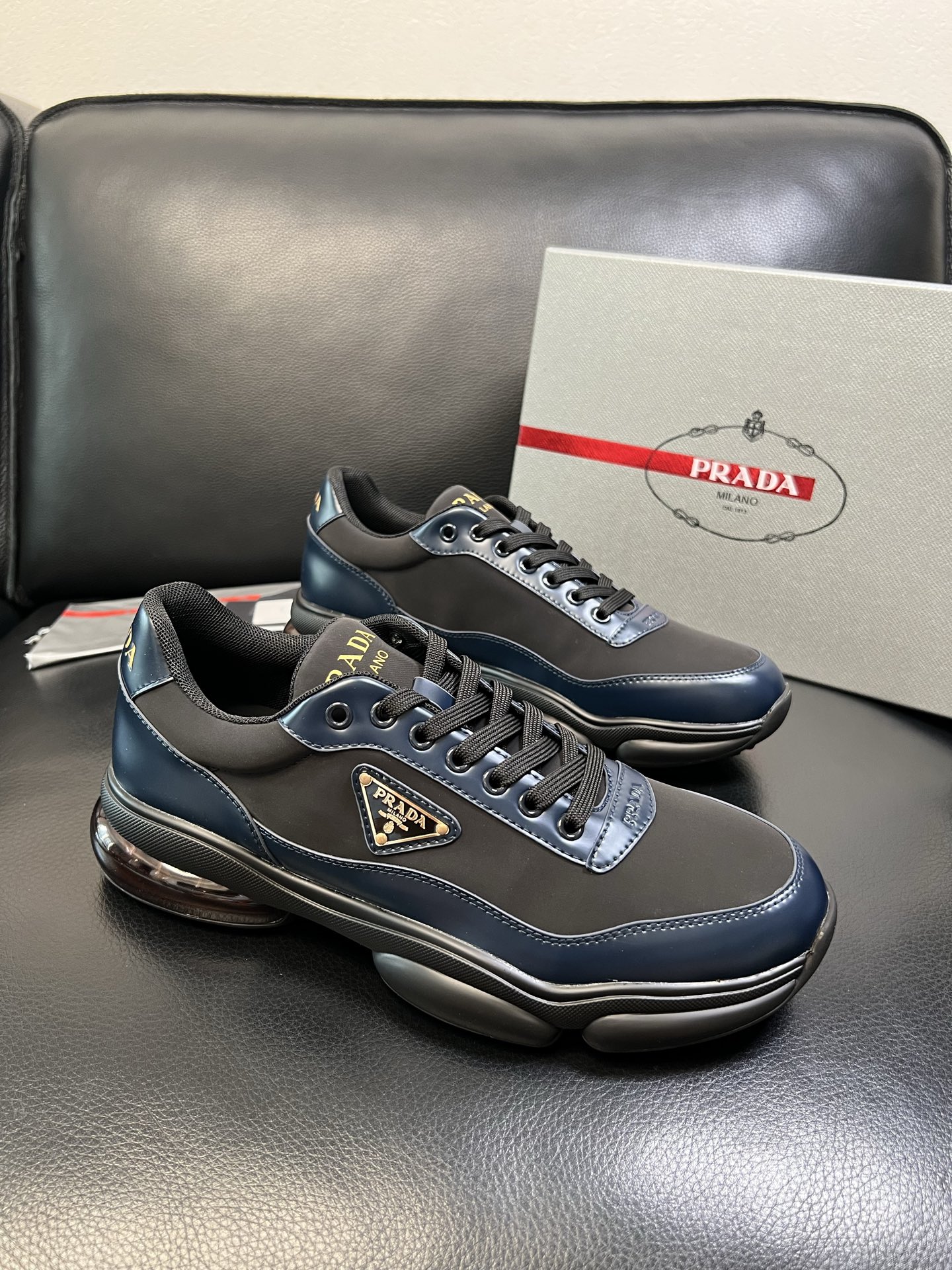 Prada 顶级工艺品，普拉达 专柜同步，原厂配置意大利进口牛皮面料，进口牛皮内里垫，透气舒适，鞋底：原